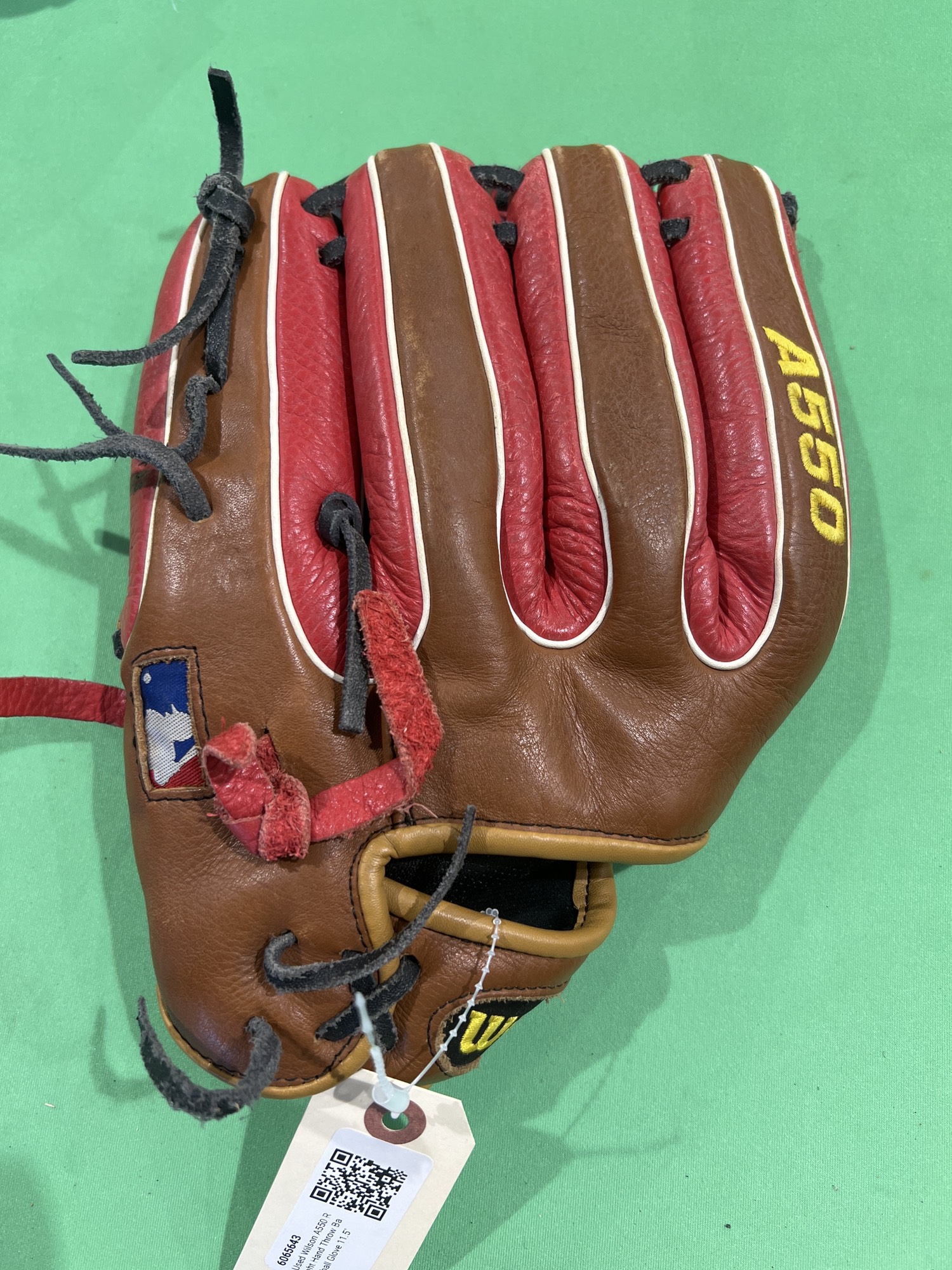 Used Wilson A550 Right Hand Throw Baseball Glove 11.5" SidelineSwap