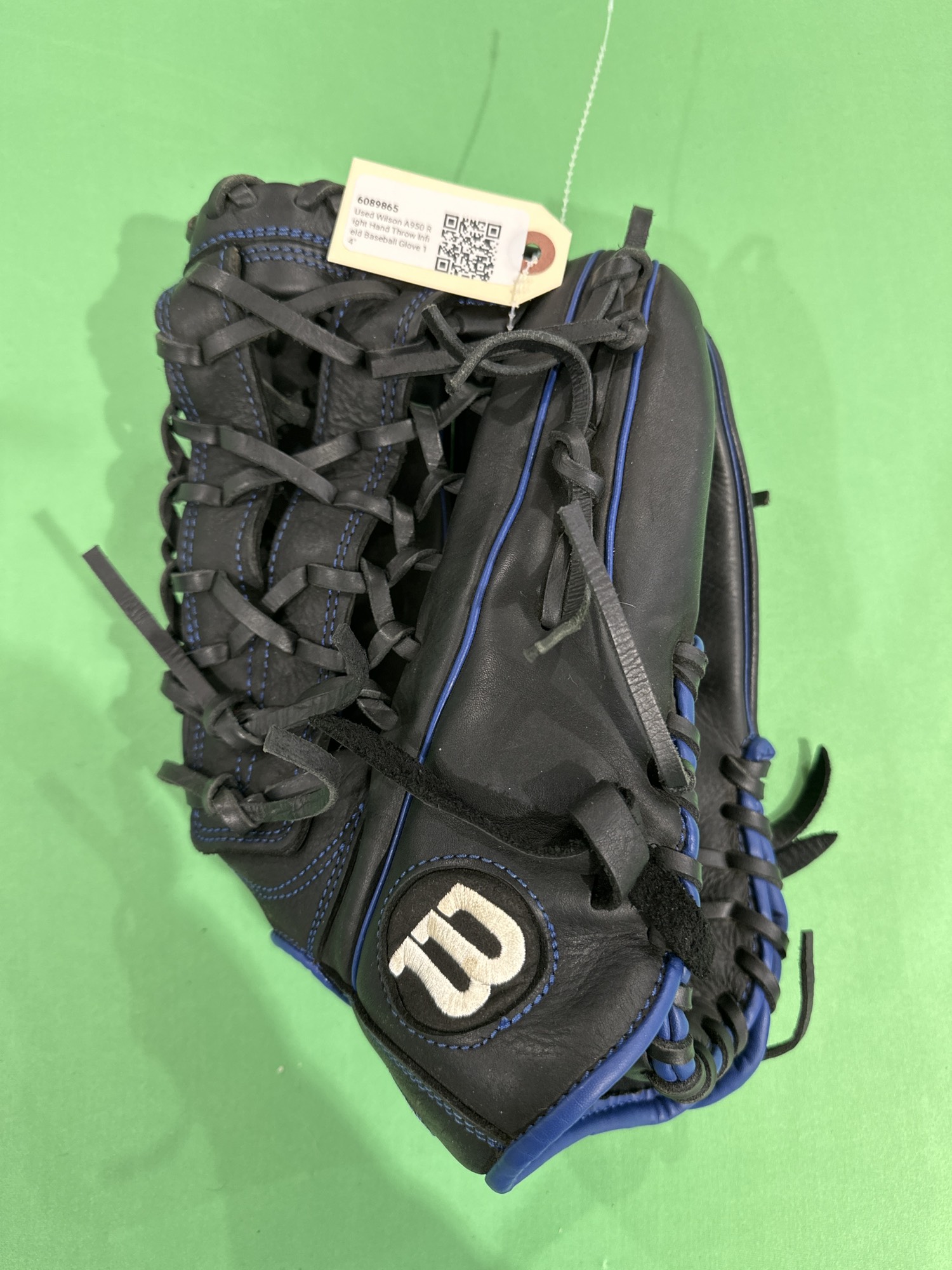 Used Wilson A950 Right Hand Throw Infield Baseball Glove 14" SidelineSwap