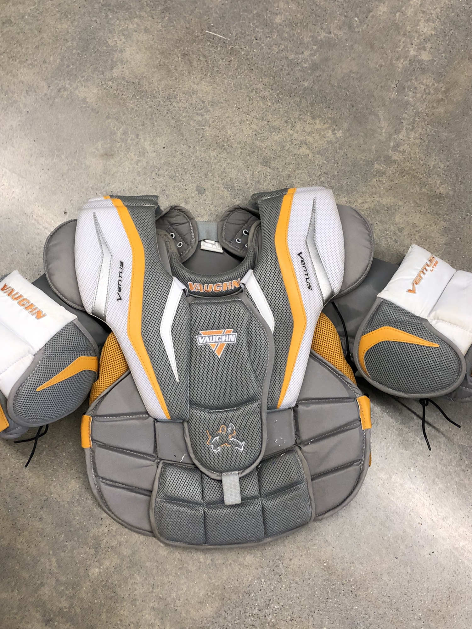 Used Junior Vaughn Ventus LT68 Hockey Goalie Chest Protector (Size