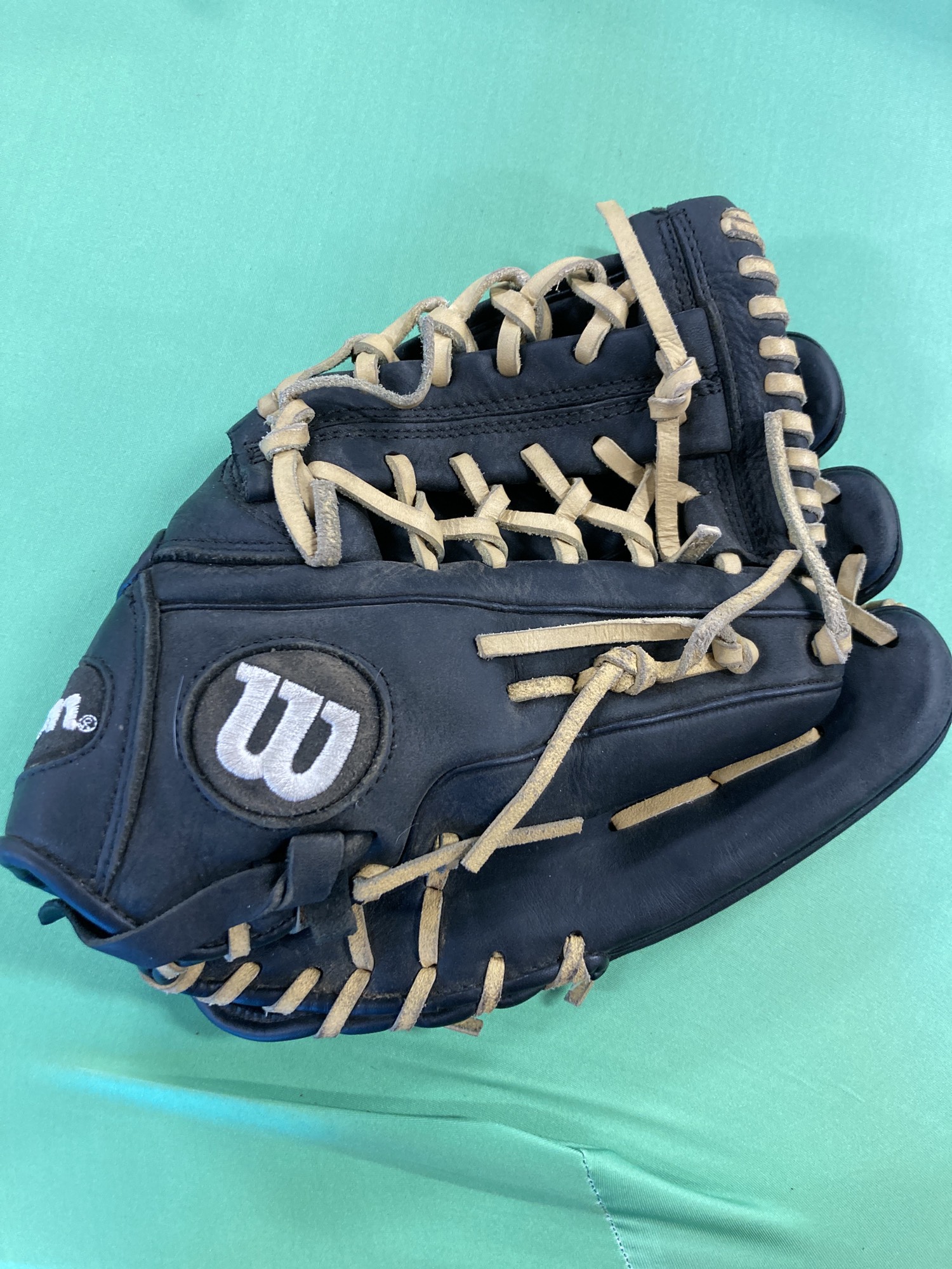 Used Wilson A950 Right Hand Throw Infield Baseball Glove 11.75" SidelineSwap