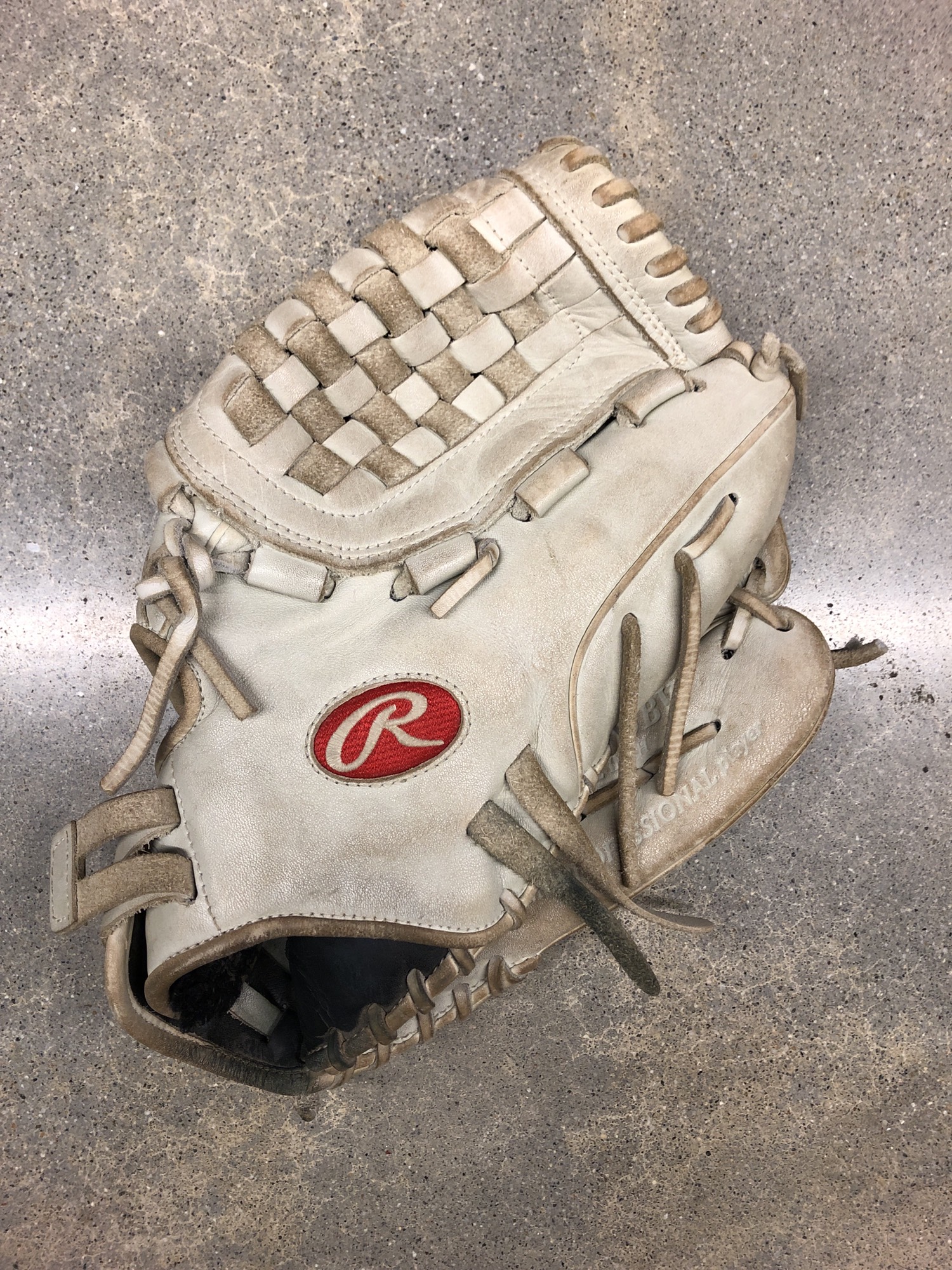 Used Rawlings Gold Glove Elite RightHand Throw Infield Softball Glove