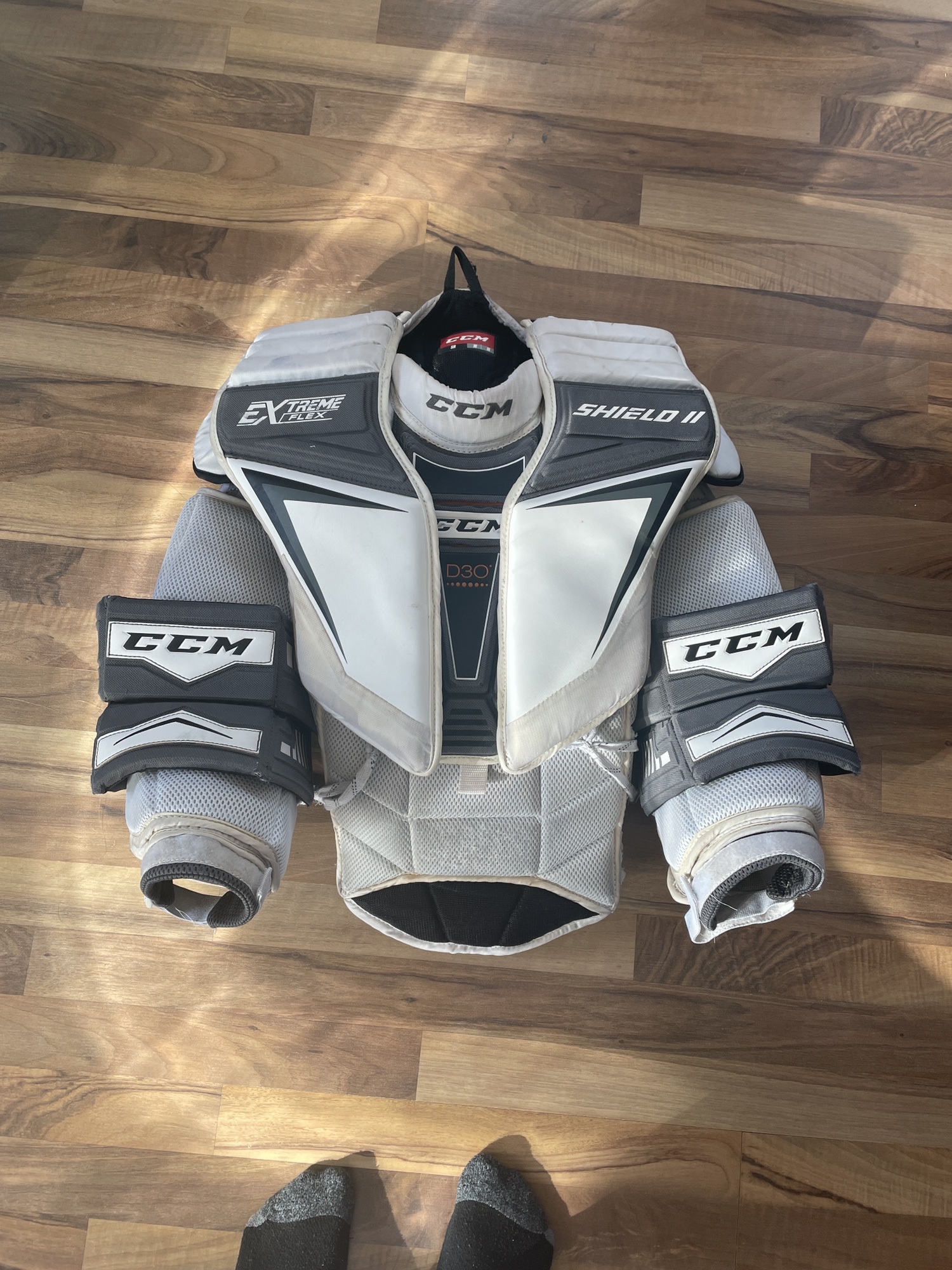 Used Medium CCM Extreme Flex Shield 2 Goalie Chest Protector SidelineSwap