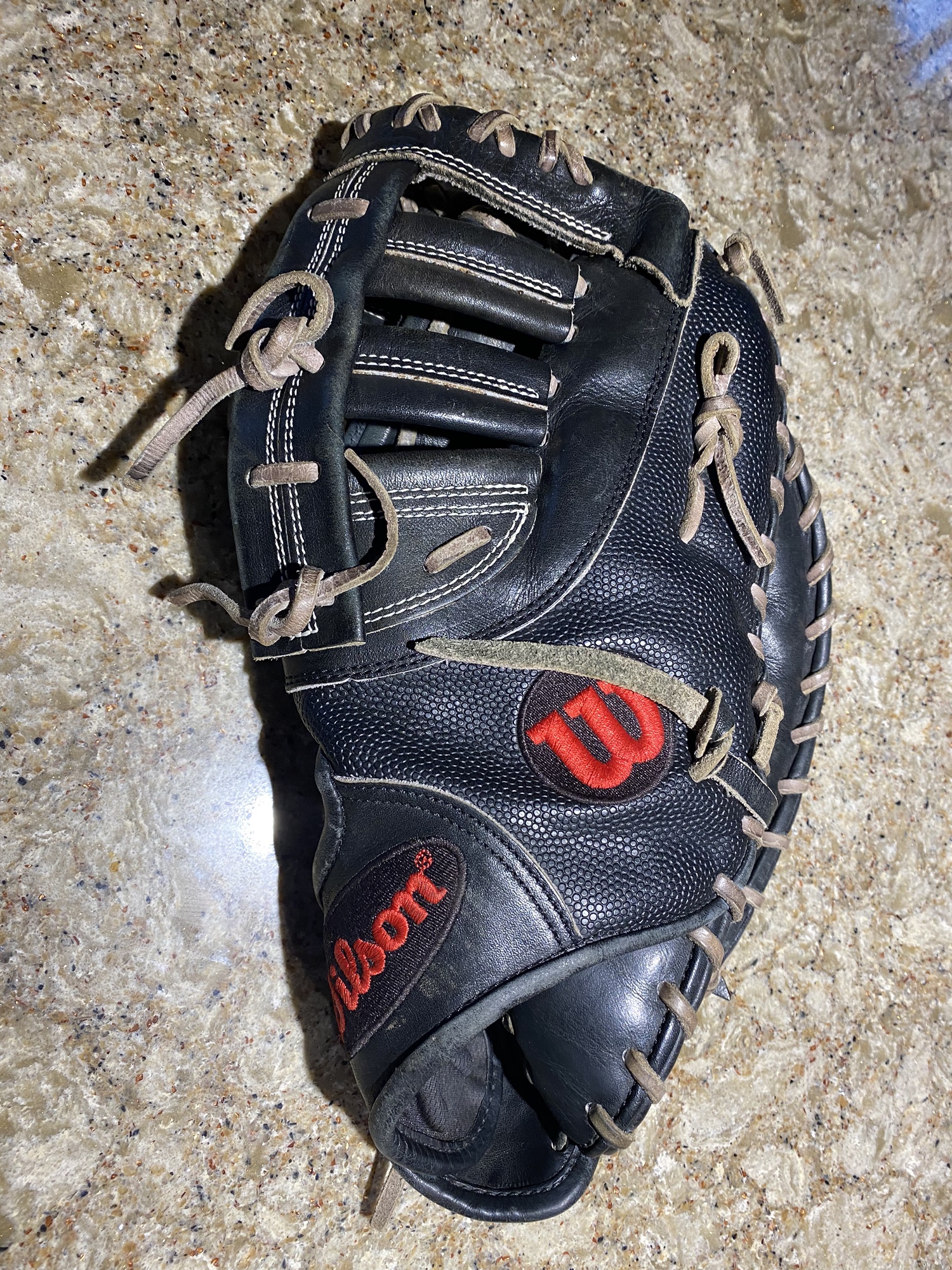 A2000 Right Handed First Baseman’s Glove SidelineSwap