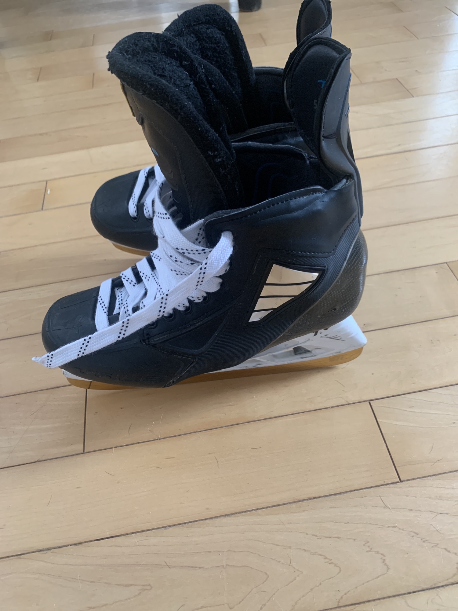 Used True Wide Width Pro Stock Size 9.5 Pro Custom Hockey Skates SidelineSwap