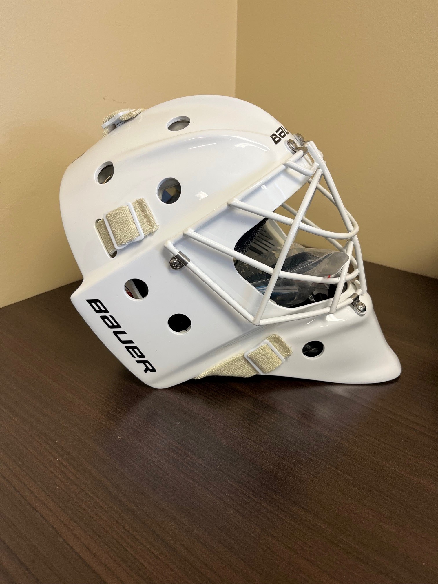 New Bauer 960 Goalie Mask with white Cat Eye Cage SidelineSwap