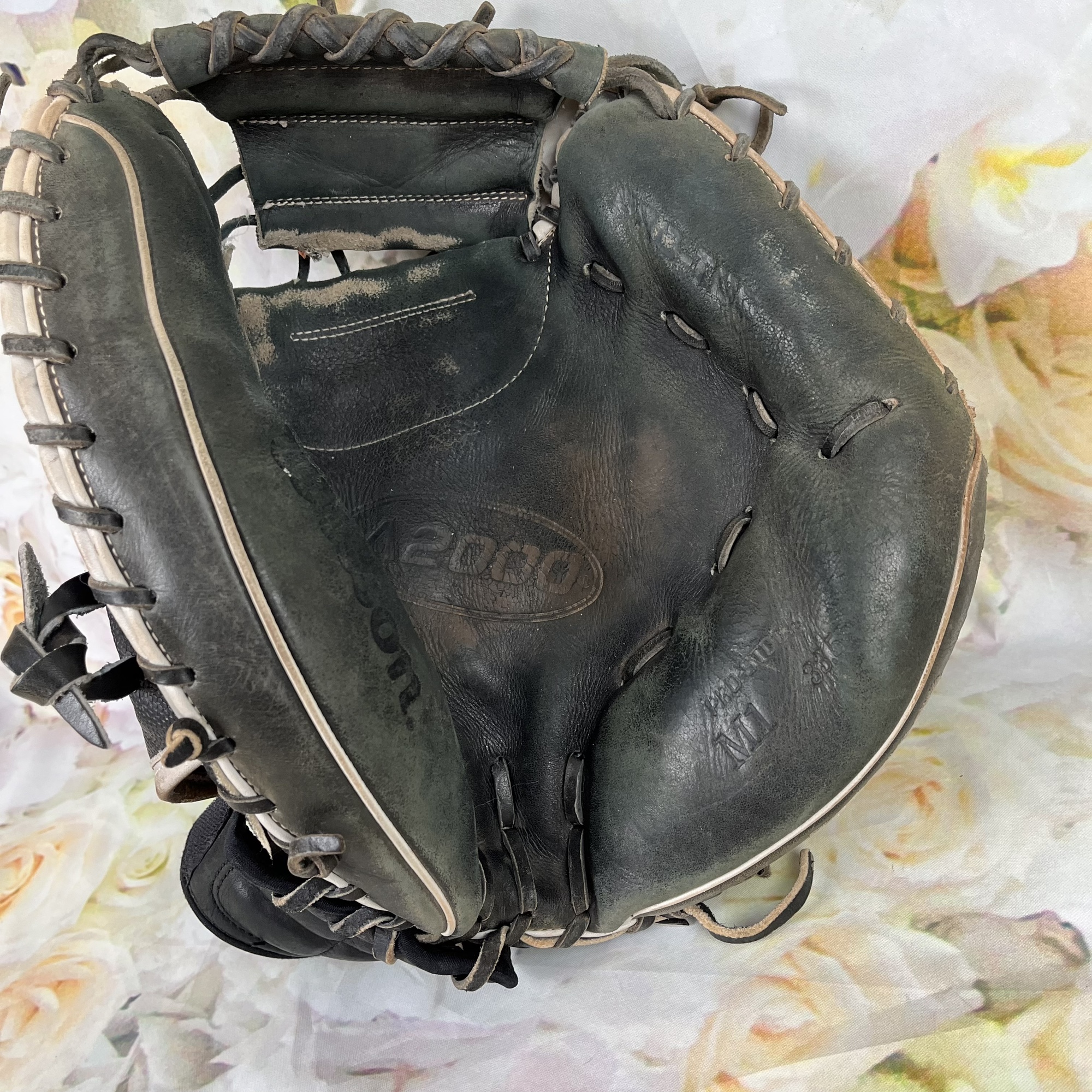 Catcher's 33.5" A2000 Catcher Mitt with AllStar Wrist Guard SidelineSwap