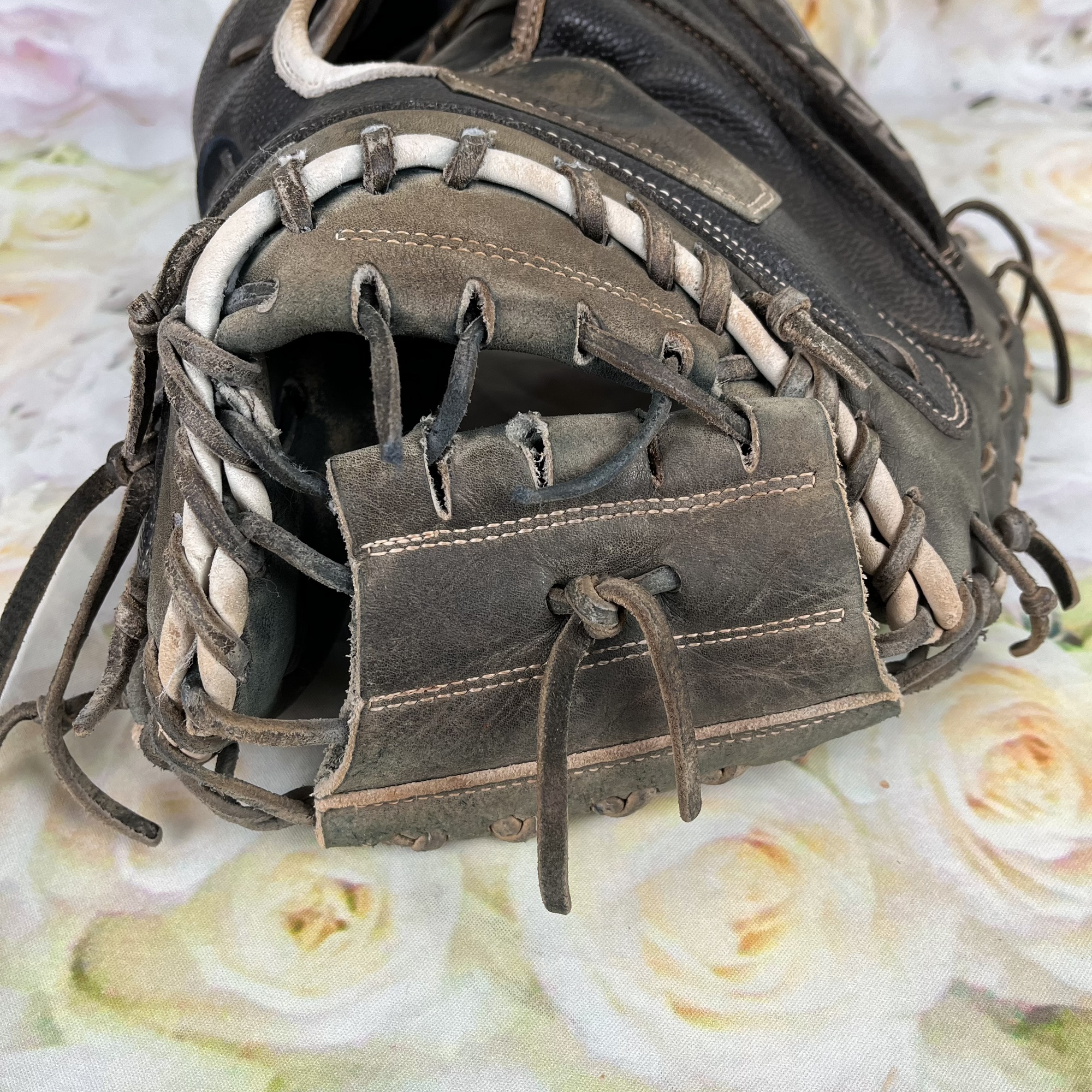 Catcher's 33.5" A2000 Catcher Mitt with AllStar Wrist Guard SidelineSwap