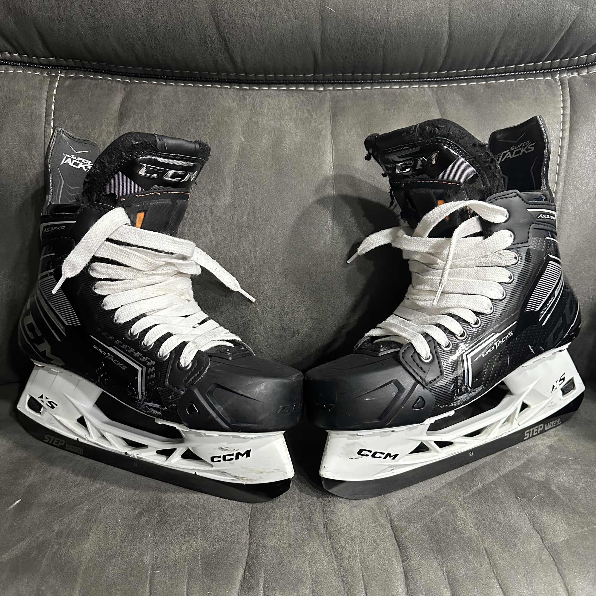 Used CCM Regular Width Size 9 Super Tacks AS3 Pro Hockey Skates