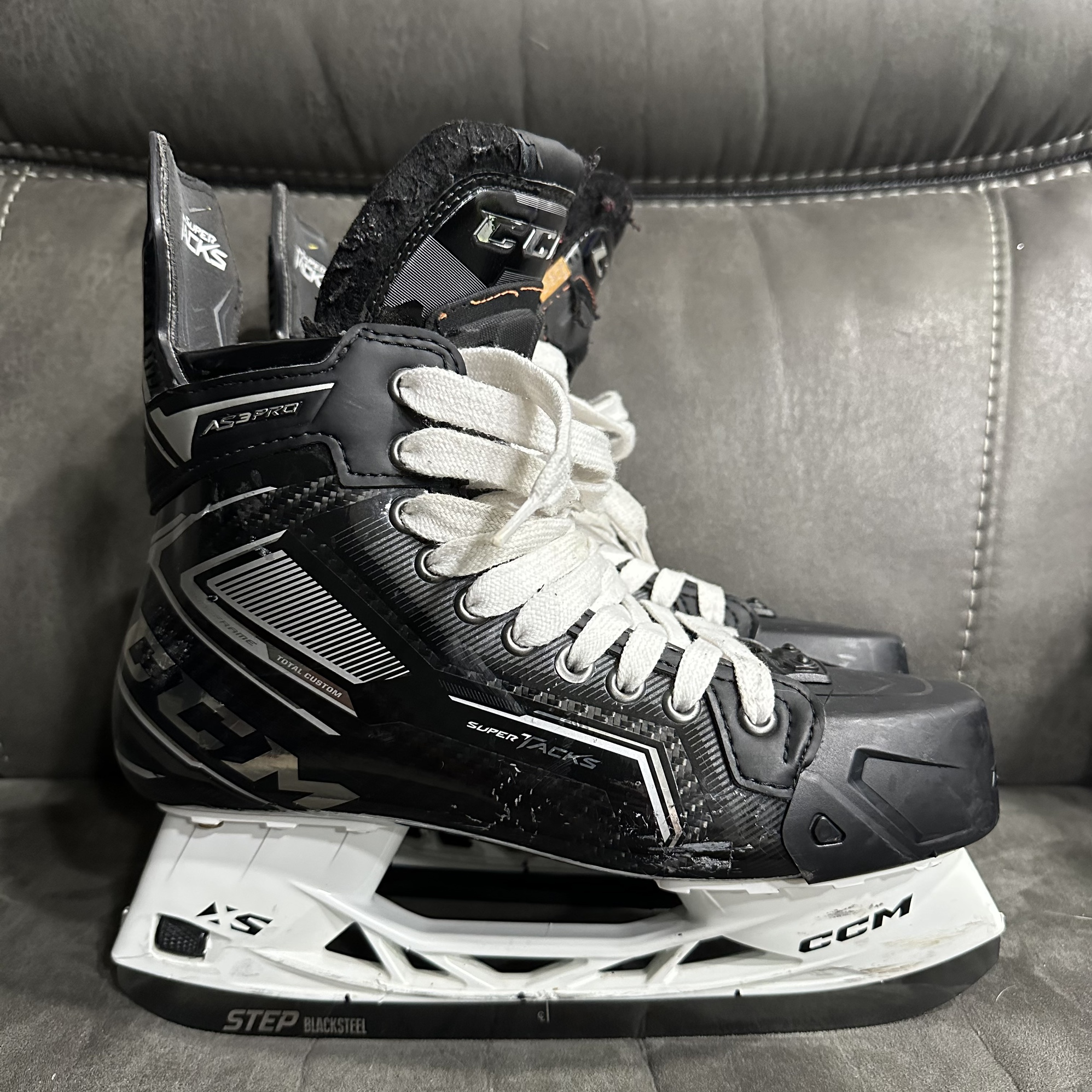 Used CCM Regular Width Size 9 Super Tacks AS3 Pro Hockey Skates
