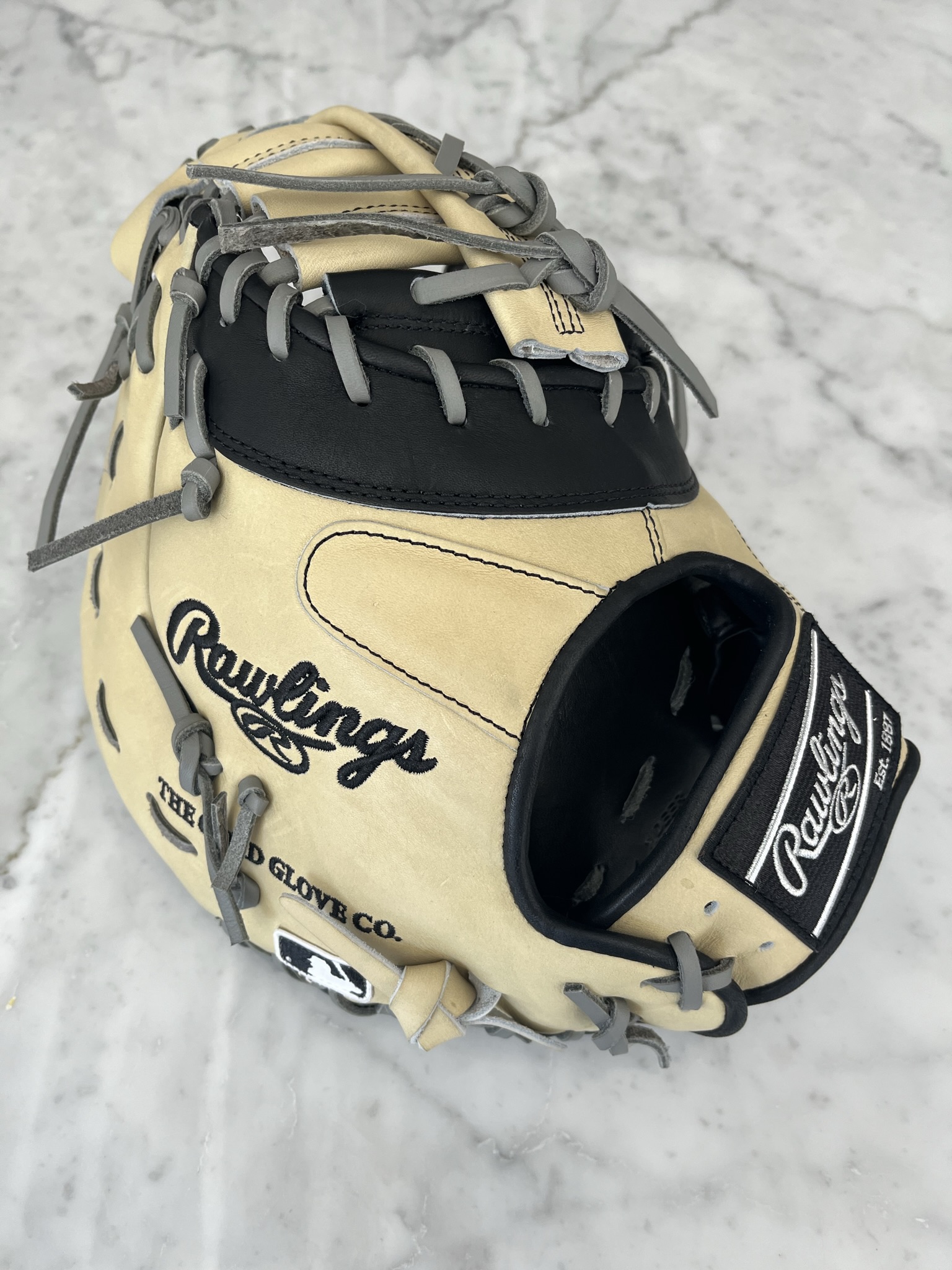 New Rawlings Right Hand Throw First Base Heart of the Hide R2G Baseball