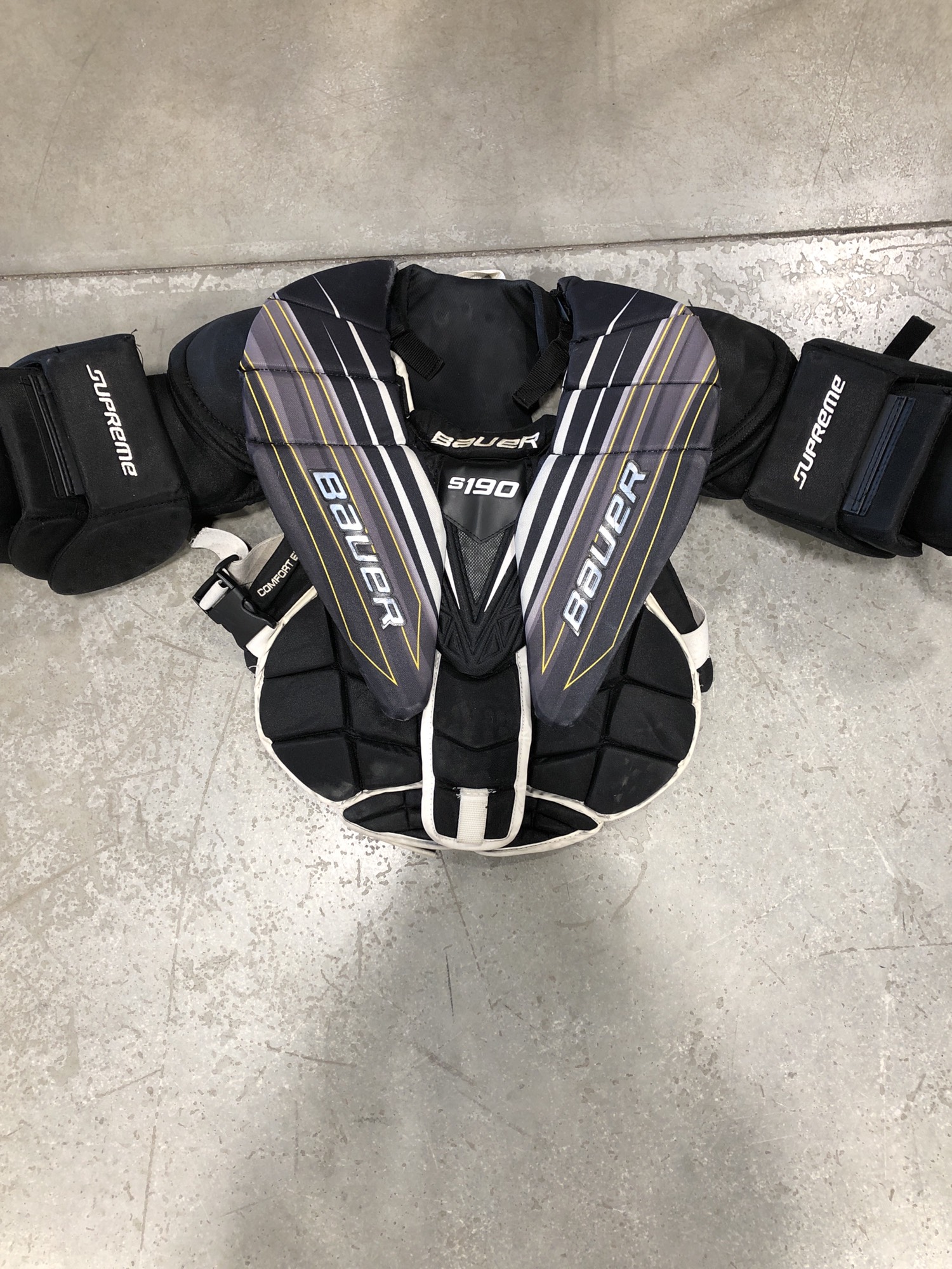 Used Intermediate Bauer Supreme S190 Hockey Goalie Chest Protector (Size Medium) SidelineSwap
