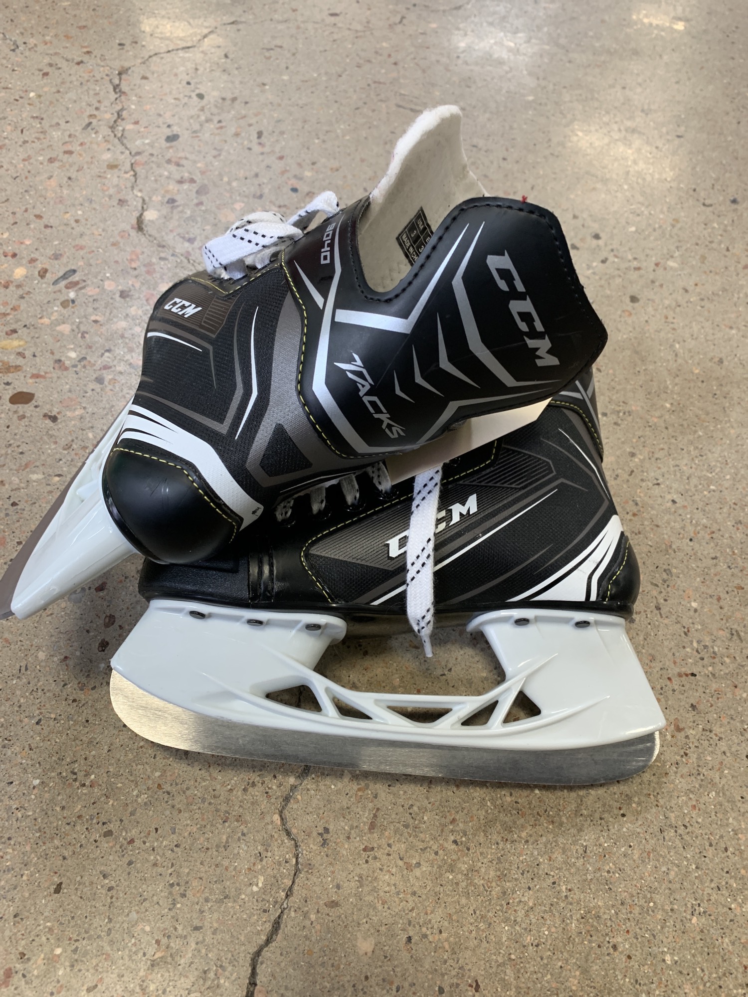 Junior Used CCM Tacks 9040 Hockey Skates 3.0 SidelineSwap