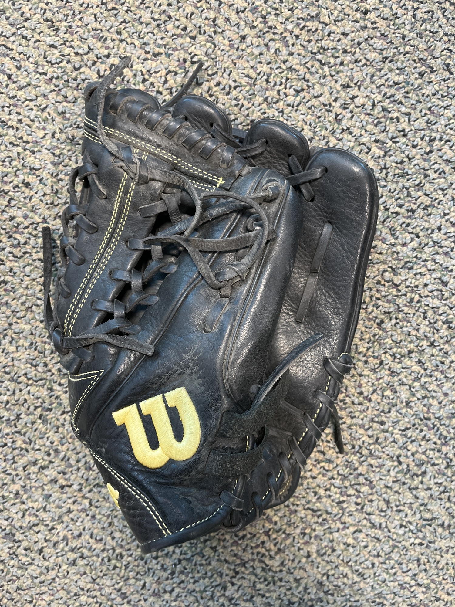 Used Wilson A950 Right Hand Throw Infield Baseball Glove 11.75