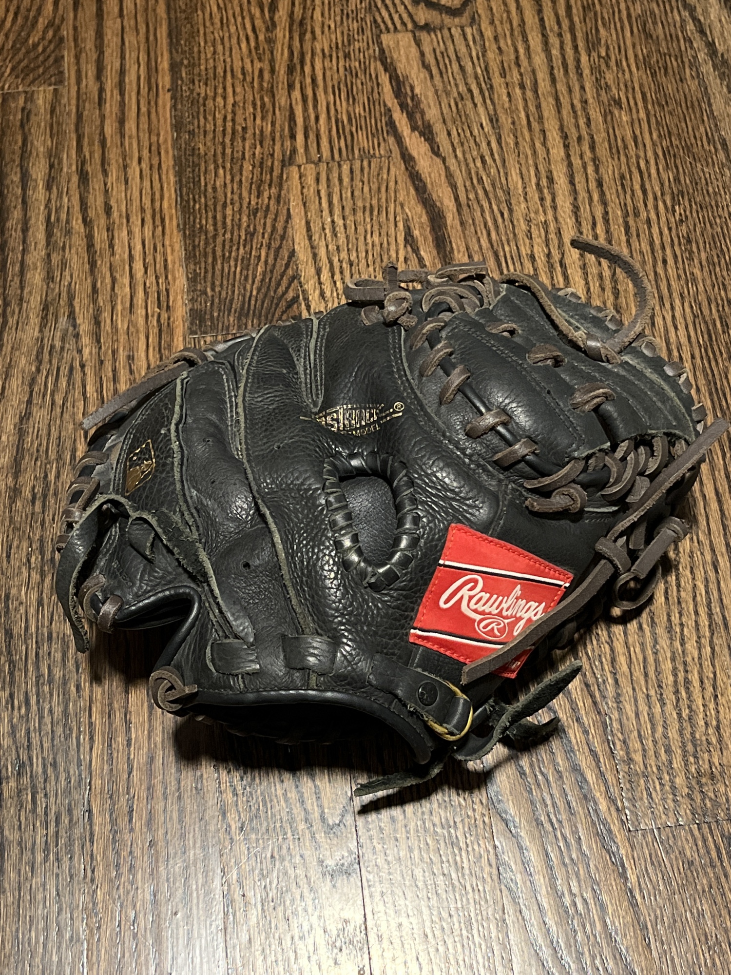 Right Hand Throw 31.5" Catcher's Glove SidelineSwap
