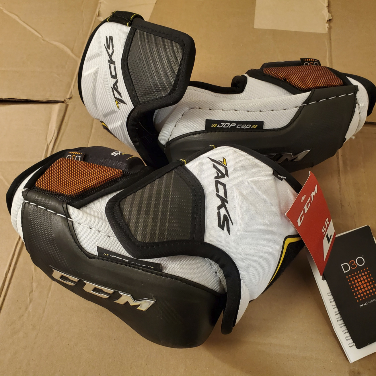 New CCM Super Tacks elbow pads Senior Large SidelineSwap