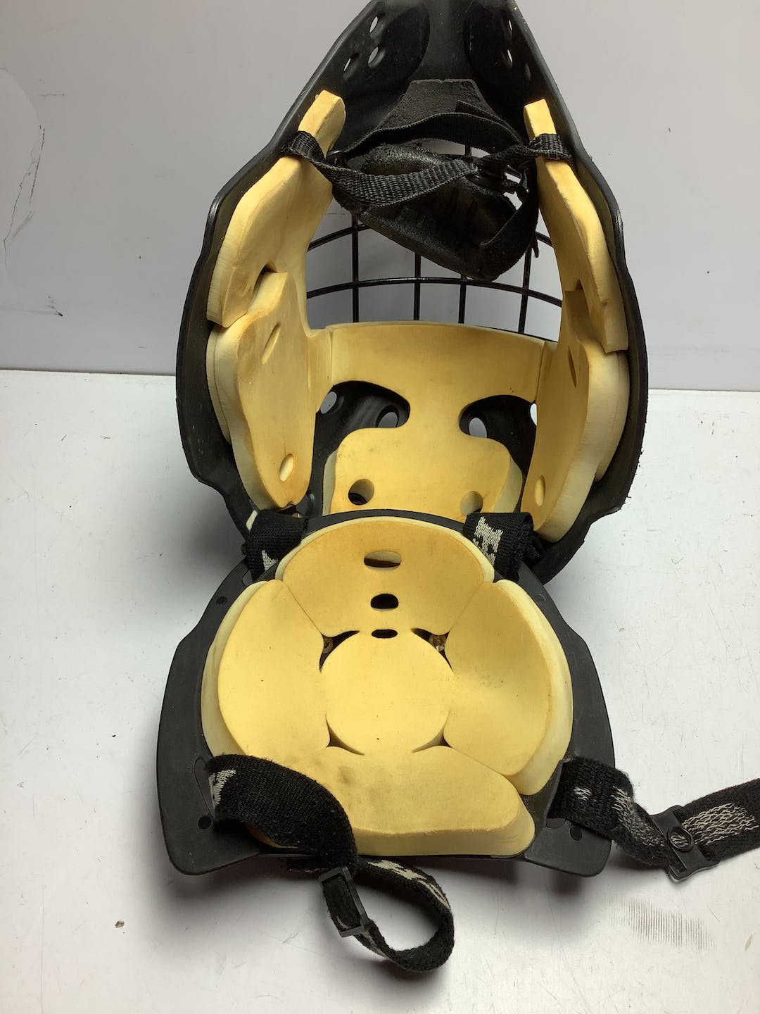 Used Itech Goalie Helmet One Size Goalie Helmets And Masks SidelineSwap