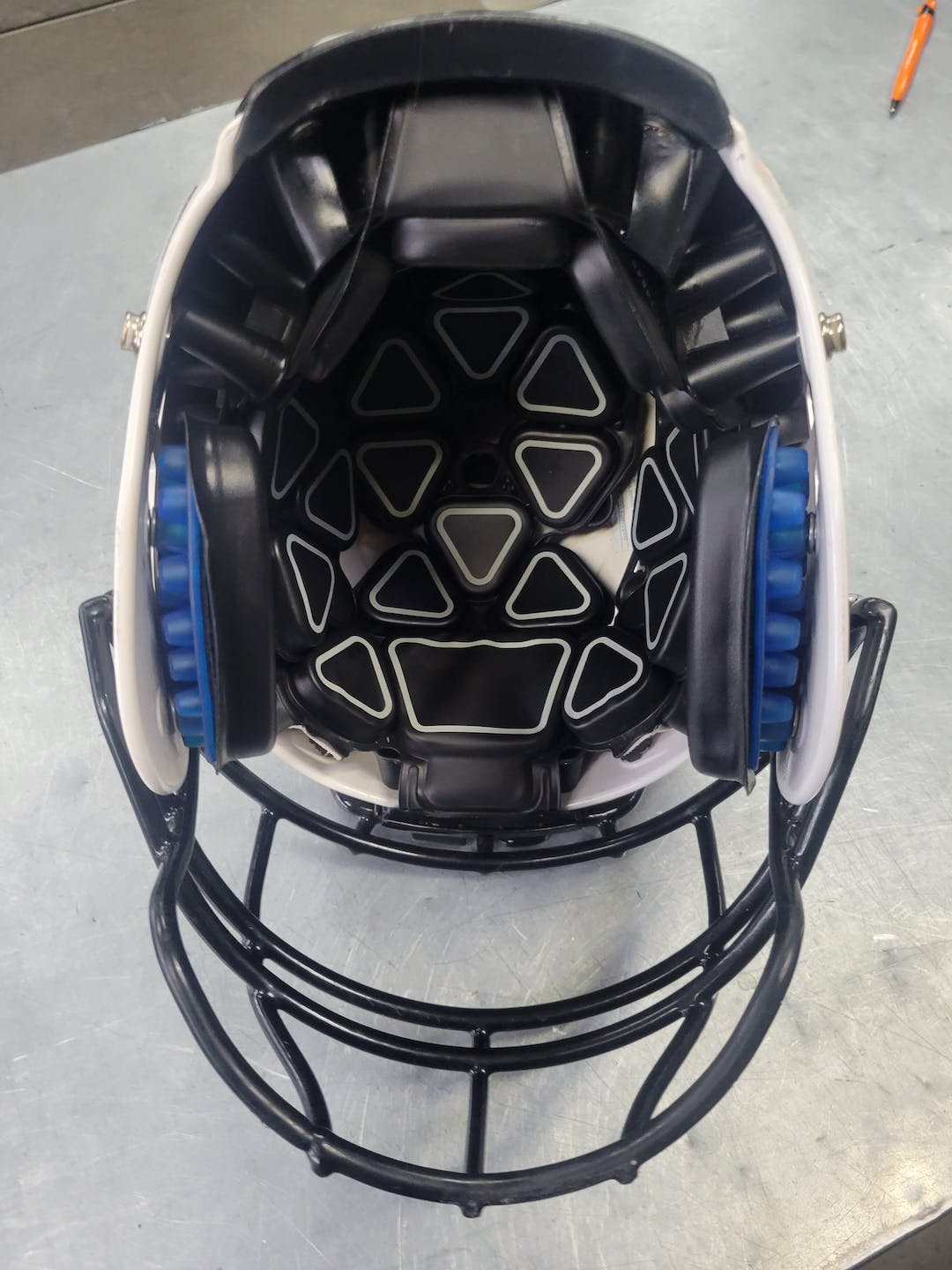 Used Schutt 2022 Yth Vengeance A11 Helmet Md Football Helmets