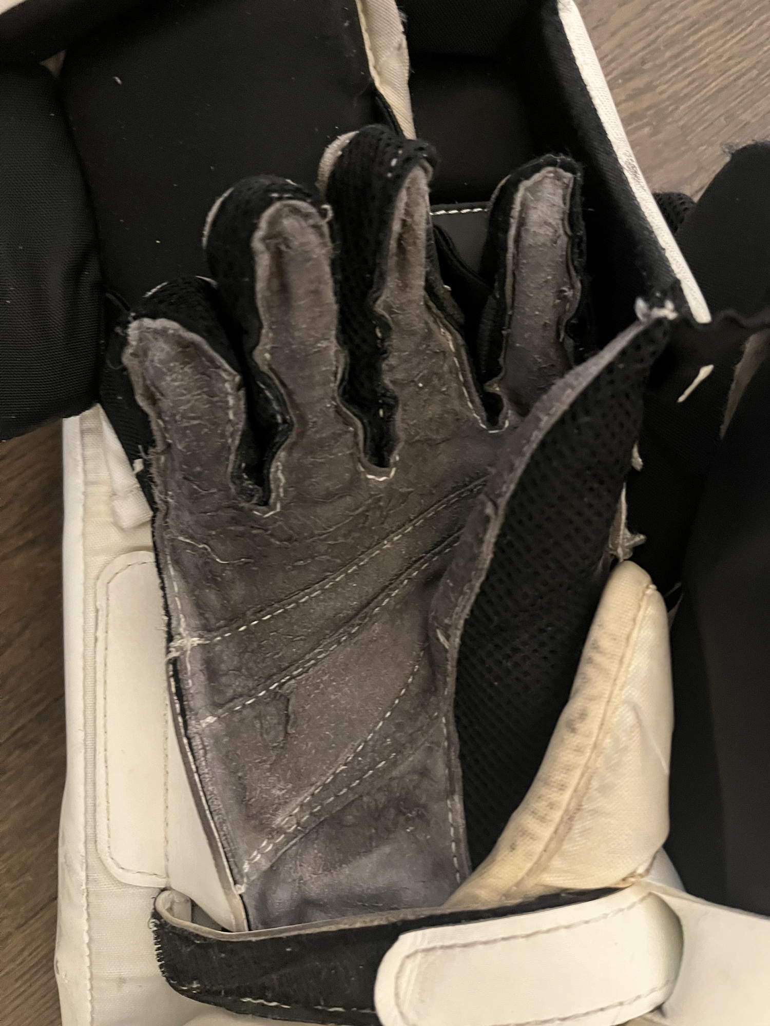 CCM White glove and Blocker Set Regular P2.9 SidelineSwap