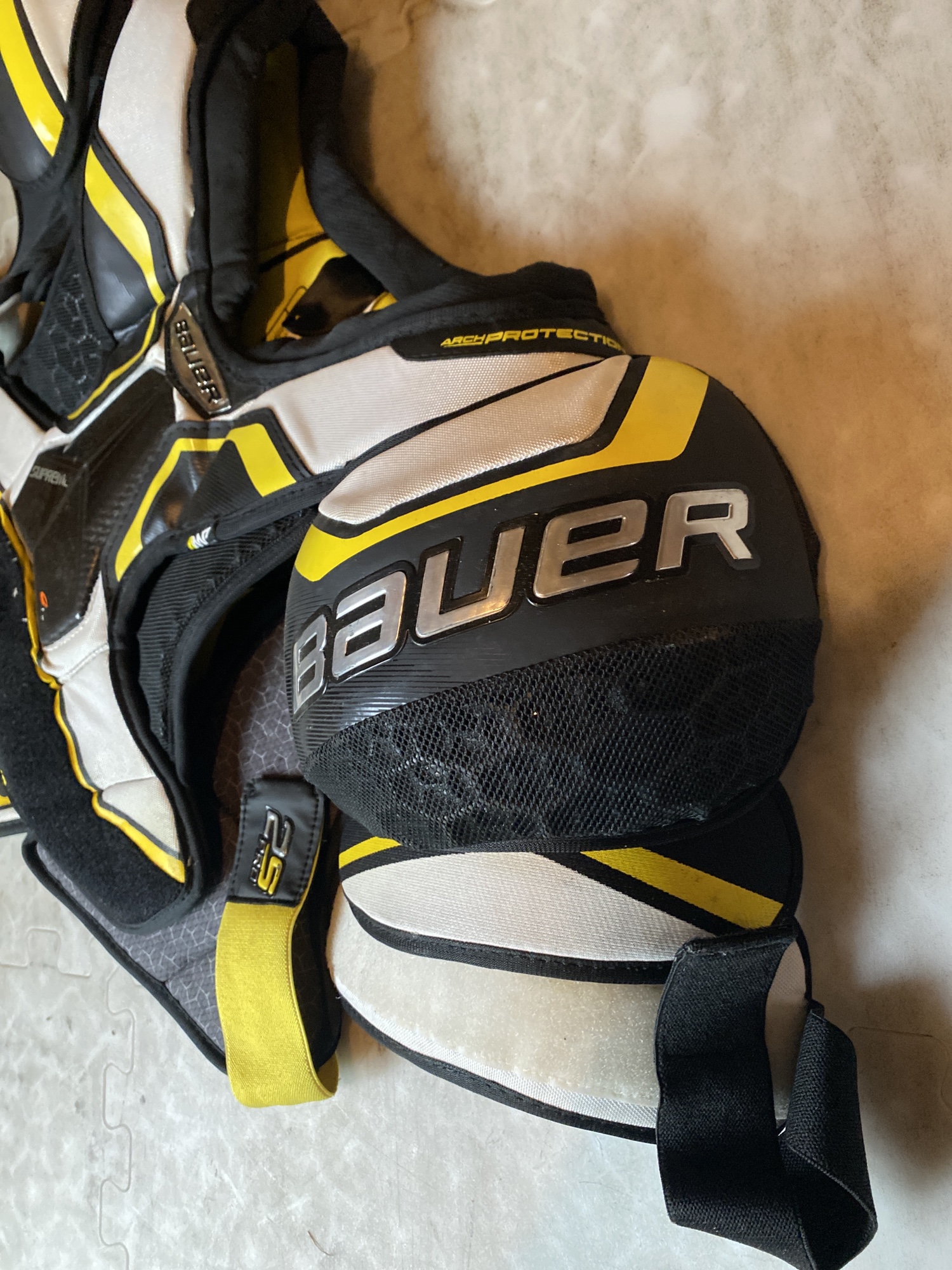 Senior Large Bauer Supreme 2S Pro Shoulder Pads SidelineSwap