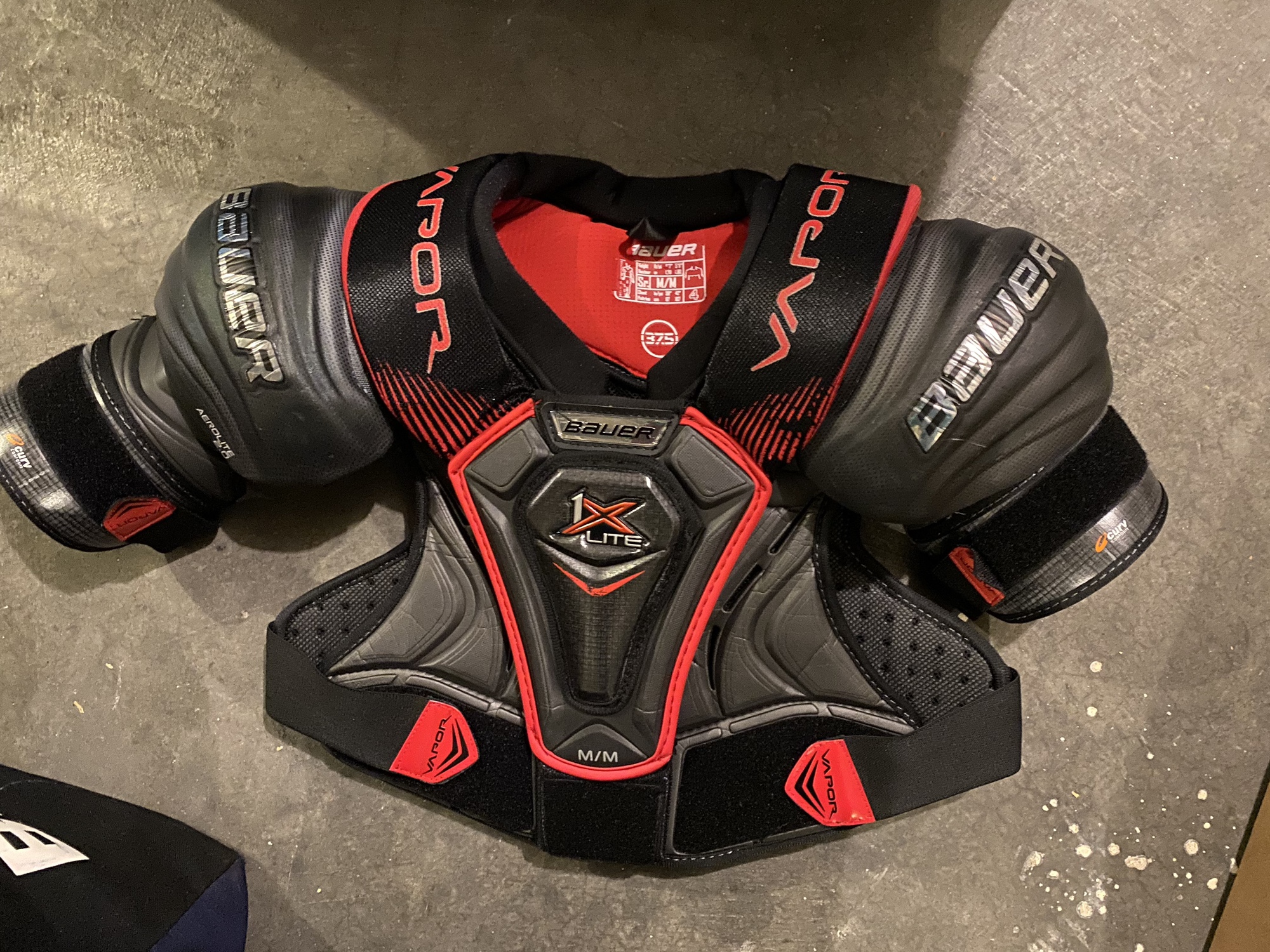 Senior Medium Bauer Vapor 1X Lite Shoulder Pads SidelineSwap