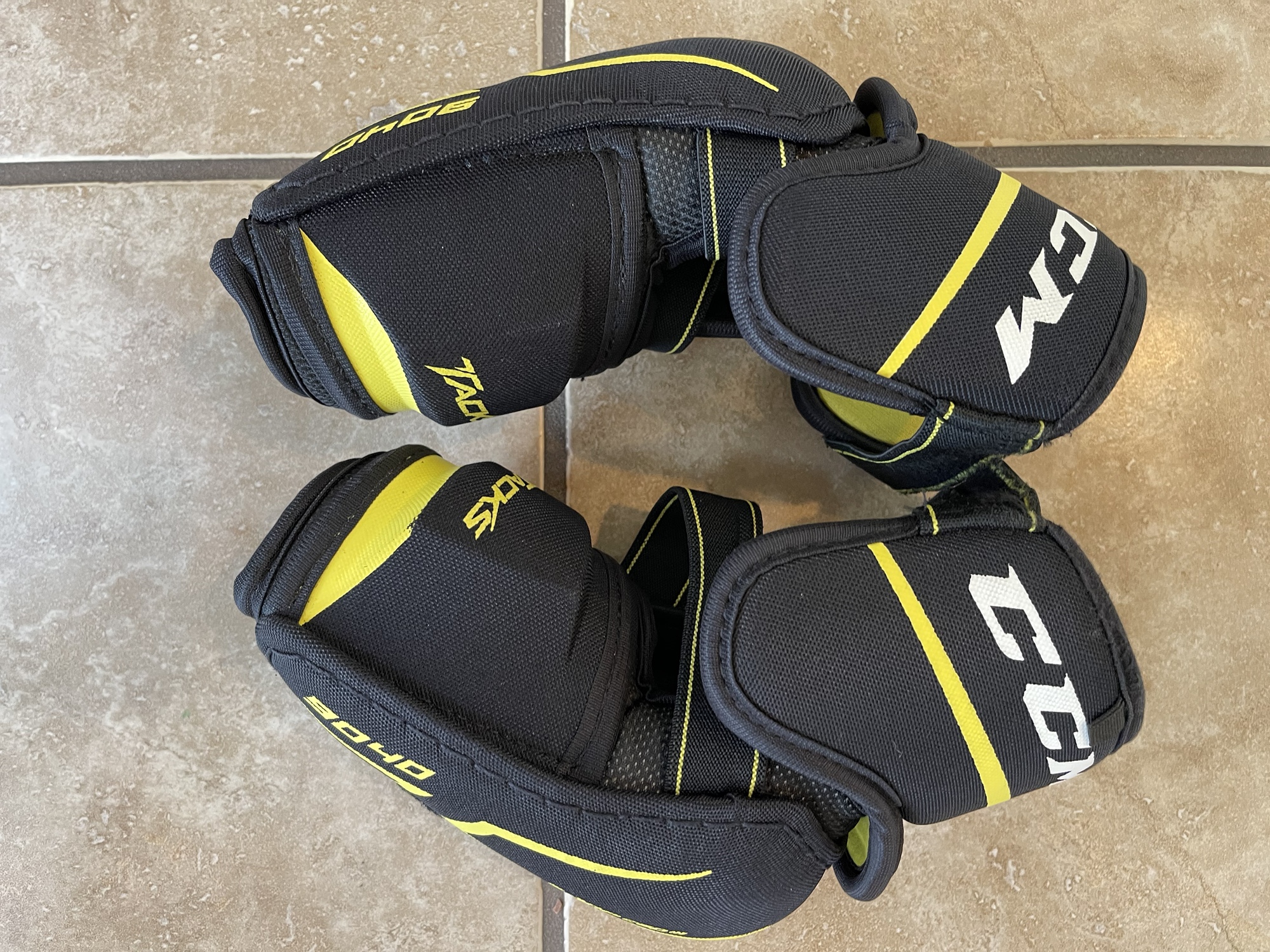 Used Large CCM Tacks 9040 Elbow Pads SidelineSwap