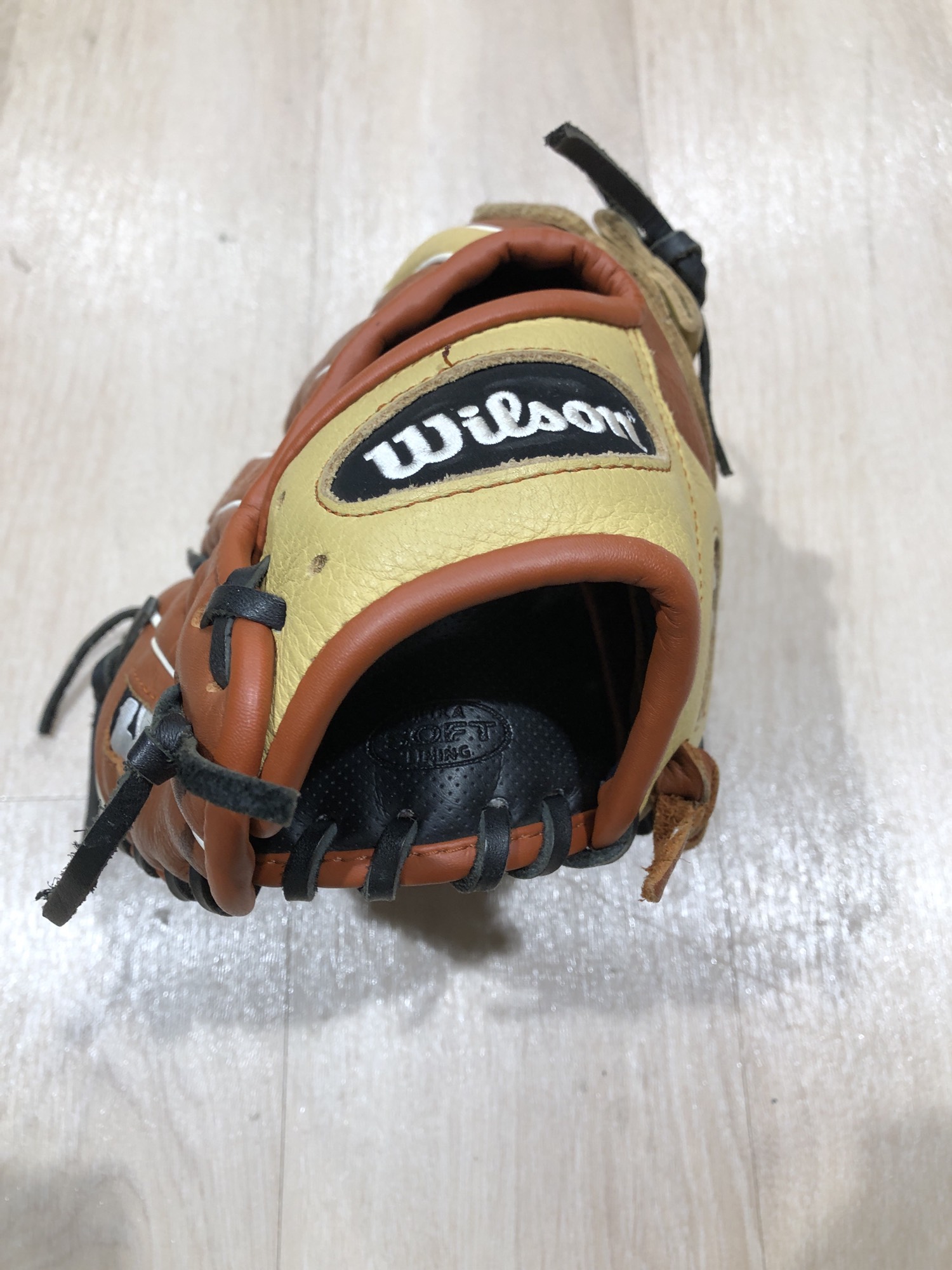 Used Wilson A500 RightHand Throw Outfield Baseball Glove (12.5