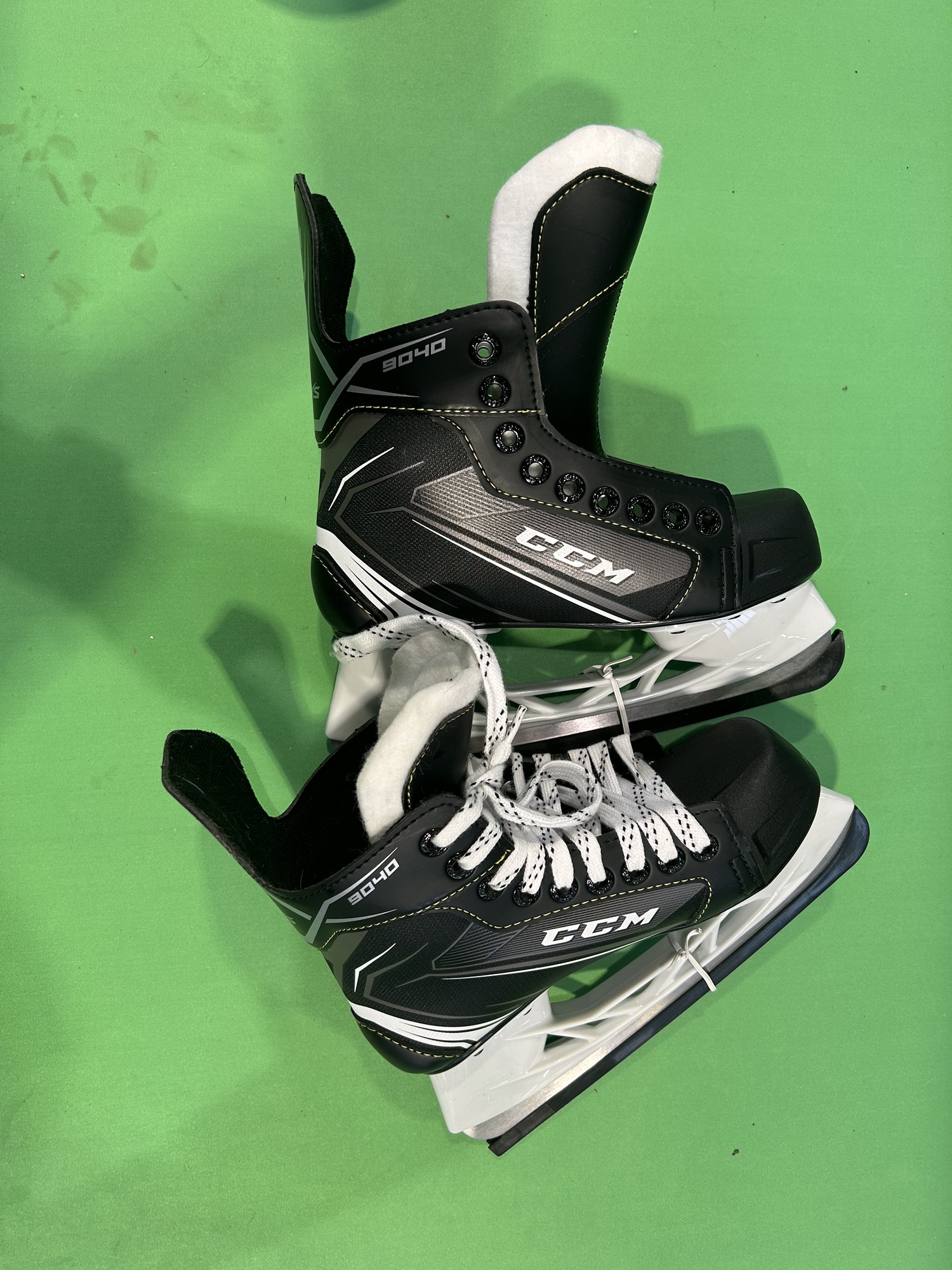 Junior Used CCM Tacks 9040 Hockey Skates D&R (Regular) 2.0 SidelineSwap