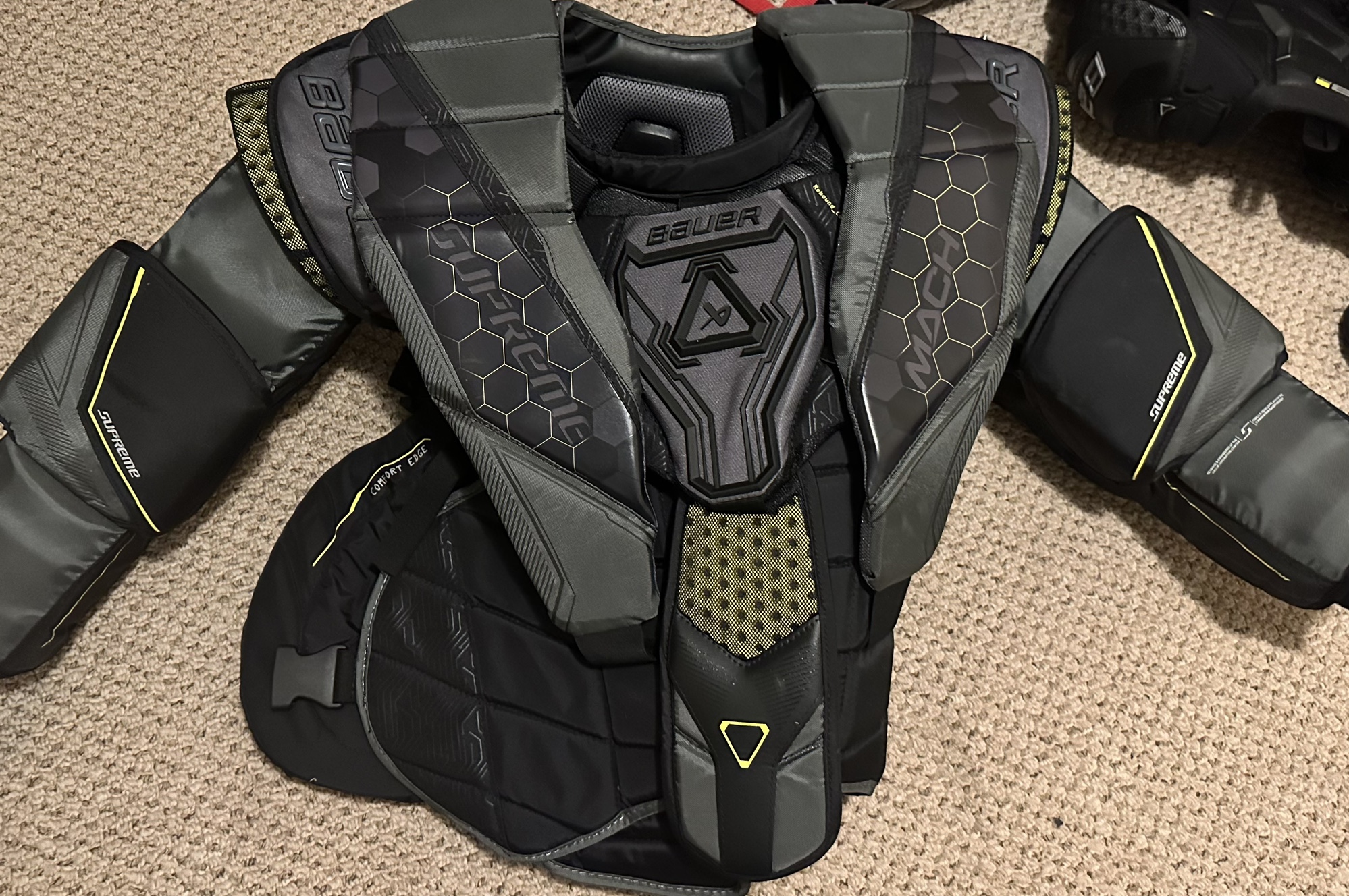 NEW PRICE**New Large Bauer Mach Goalie Chest Protector NEVER WORN