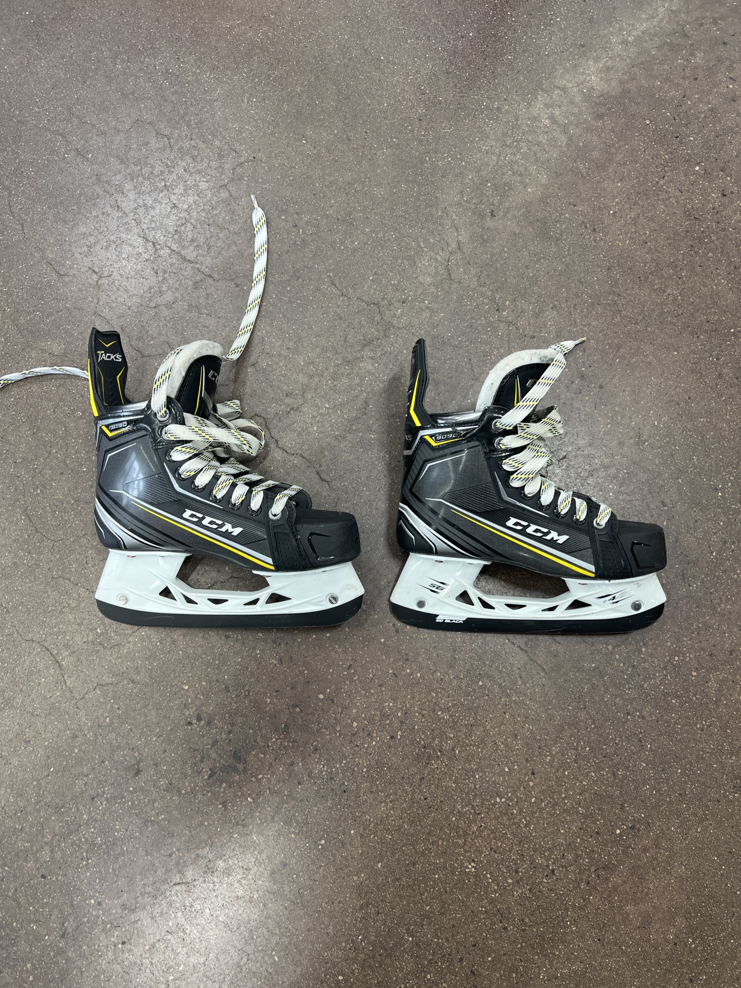 Used Junior CCM Tacks 9090 Hockey Skates D&R (Regular) 4.5 SidelineSwap