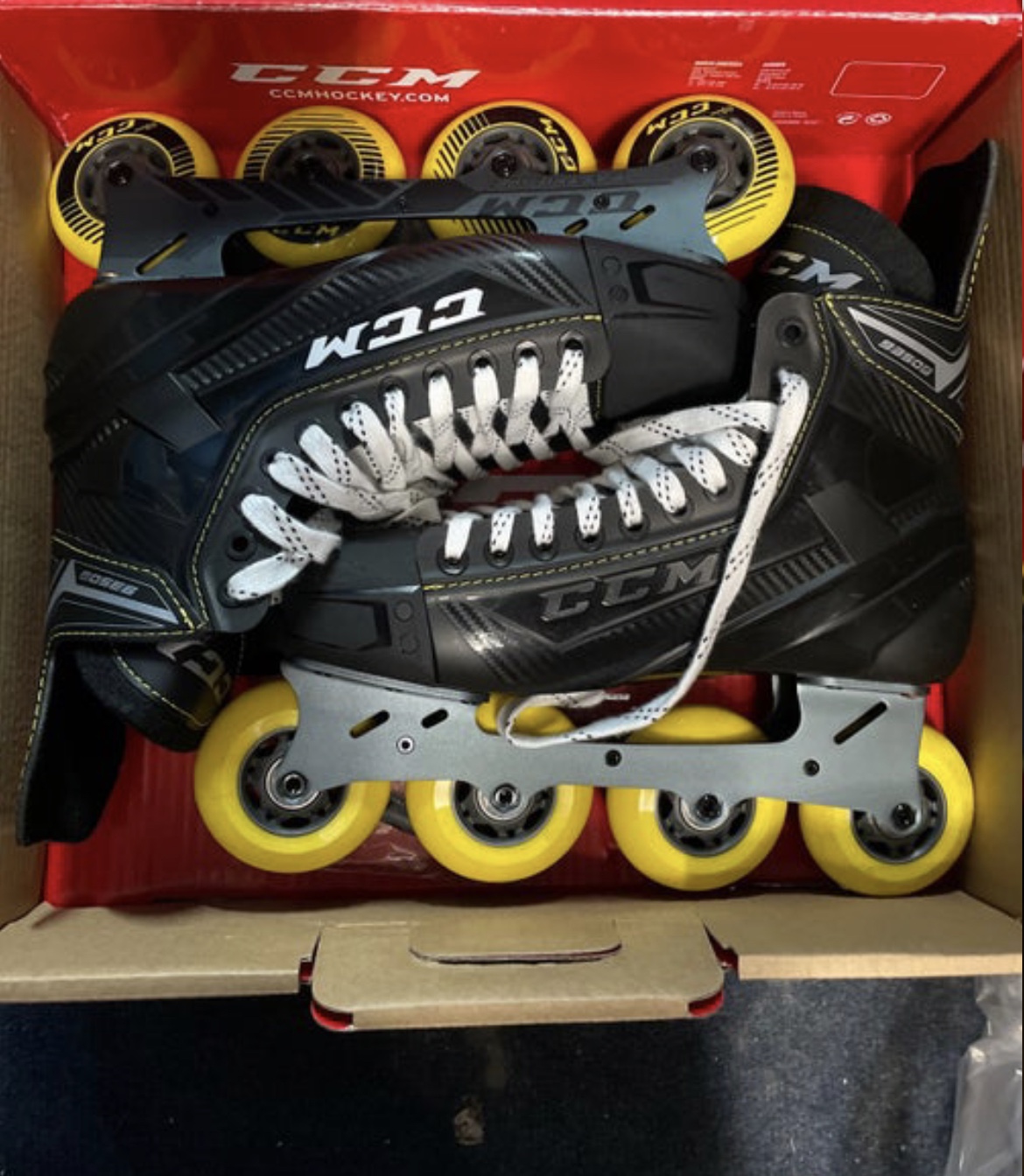 New CCM Regular Width Size 8 Super Tacks 9350 Senior Roller Inline