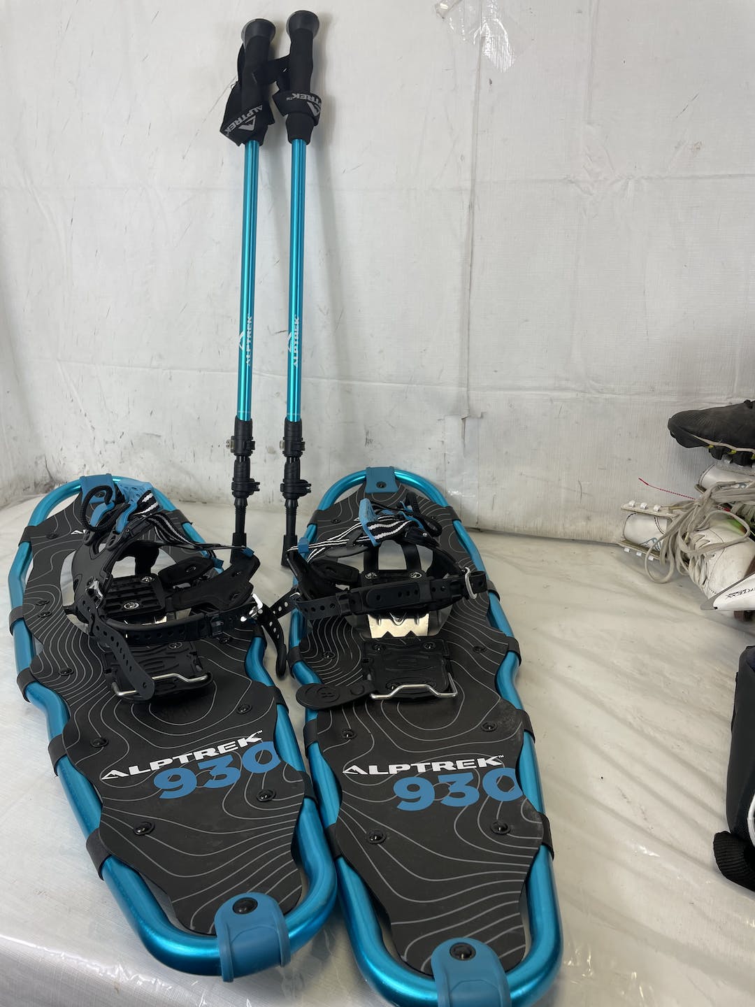 Used Alptrek Snowshoe Kit Hd 930, Large SidelineSwap