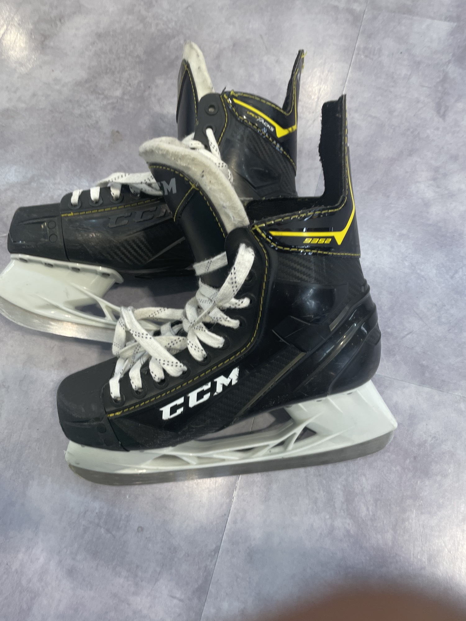 Senior Used Tacks 9352 CCM Hockey Skates D&R (Regular) 6.0 SidelineSwap