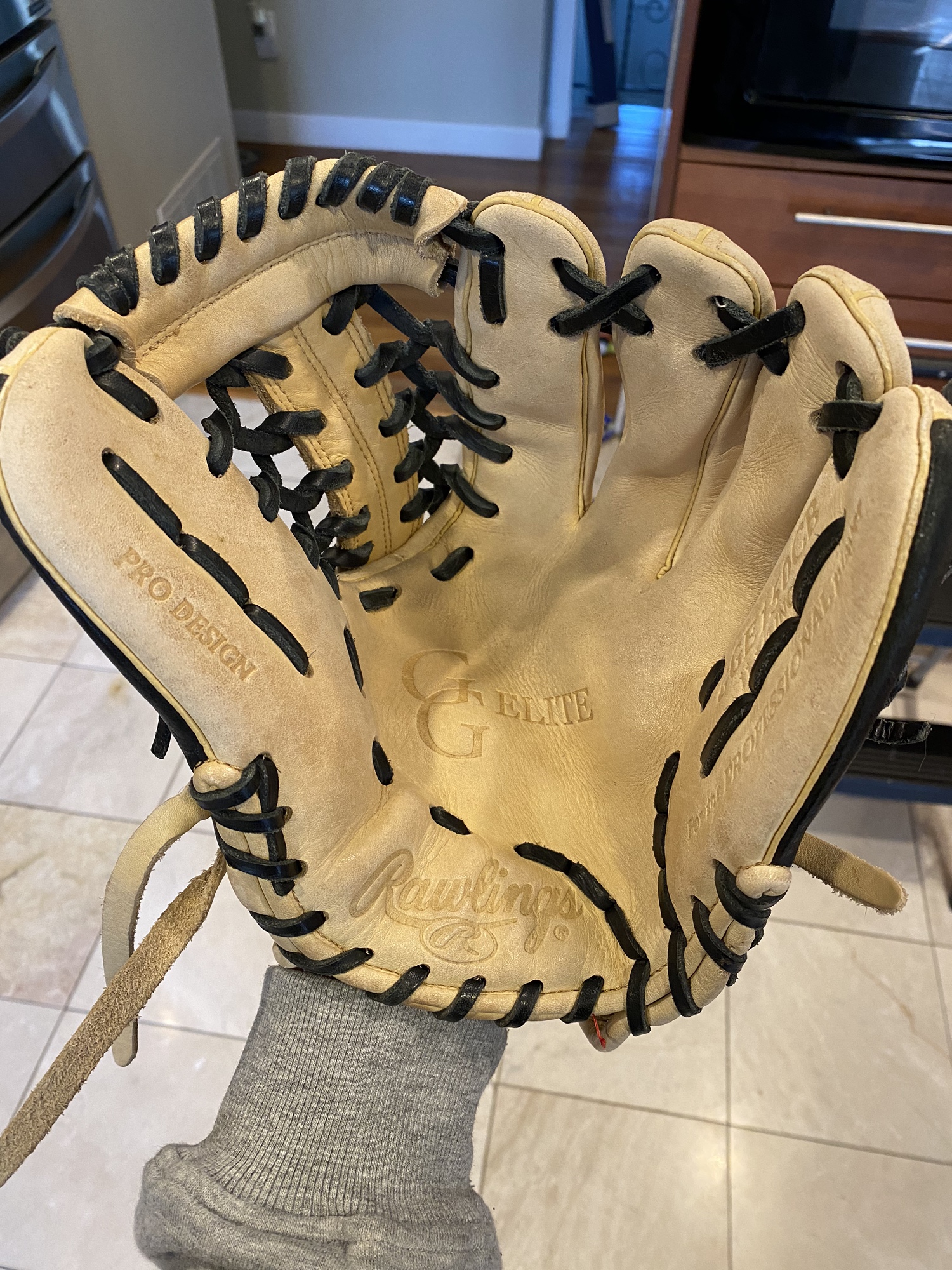 Right Hand Throw 11.5" Gold Glove Elite Baseball Glove SidelineSwap