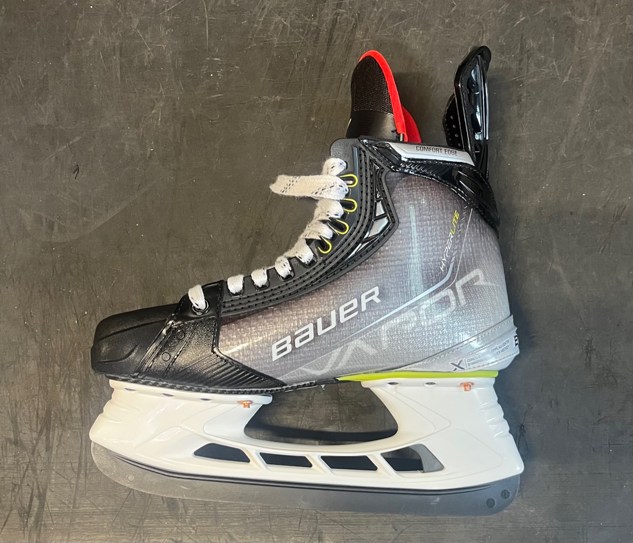 Intermediate New Bauer Vapor Hyperlite Hockey SkatesMultiple sizes