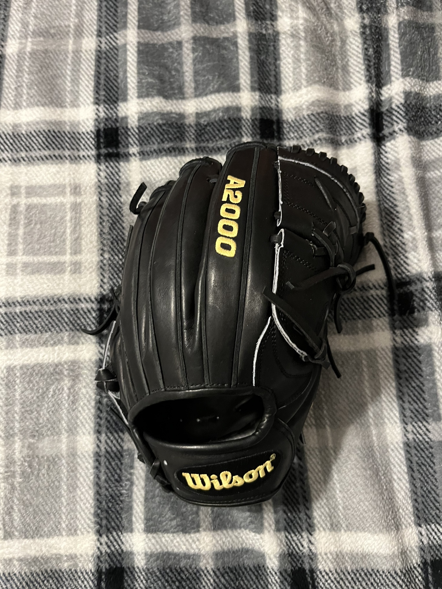 Pitcher's 11.75" A2000 Baseball Glove SidelineSwap