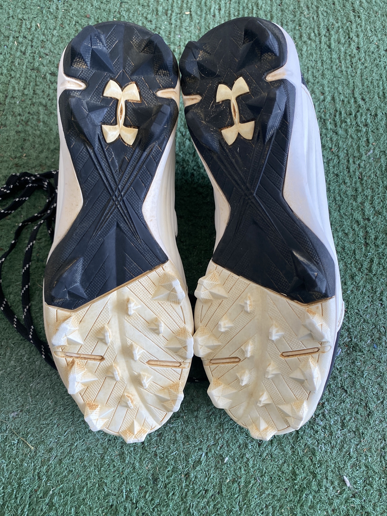 under armour black and white cleats