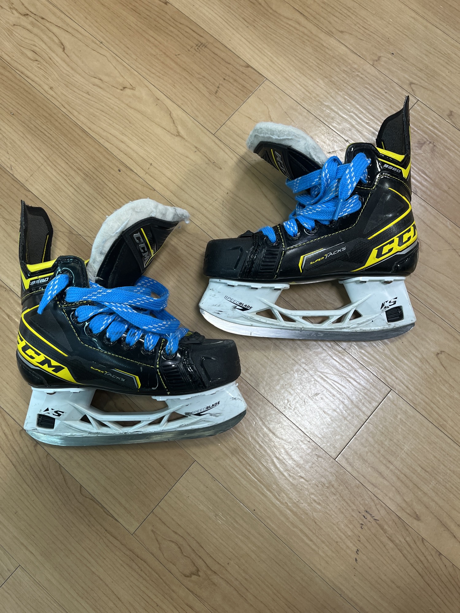 Junior Used CCM Super Tacks 9380 Hockey Skates D&R (Regular) Retail 1.5