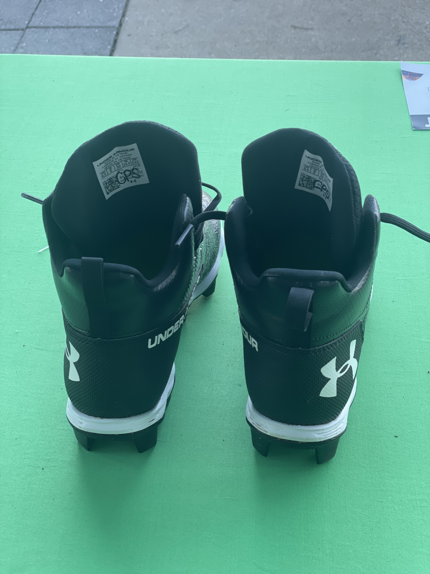 mens size 8.5 football cleats