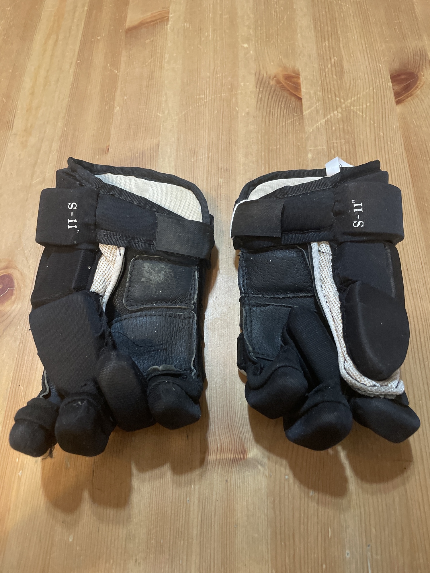 Mylec youth 11” street/ roller Hockey Glove SidelineSwap