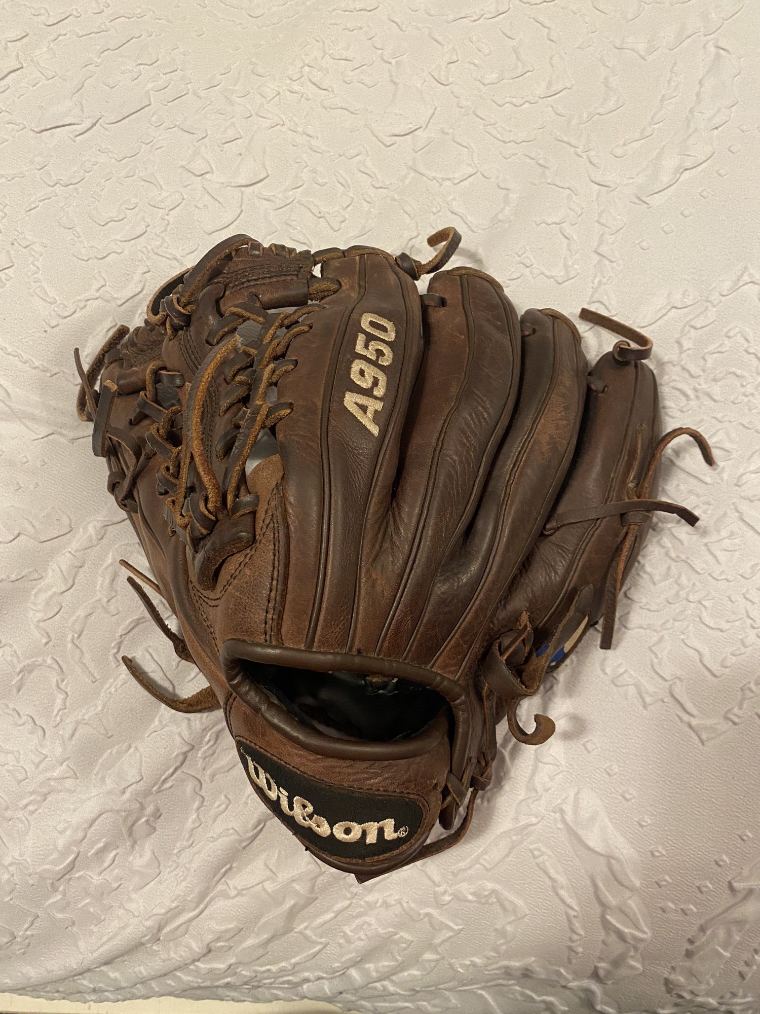 Used Left Hand Throw 11.75" A950 Baseball Glove SidelineSwap