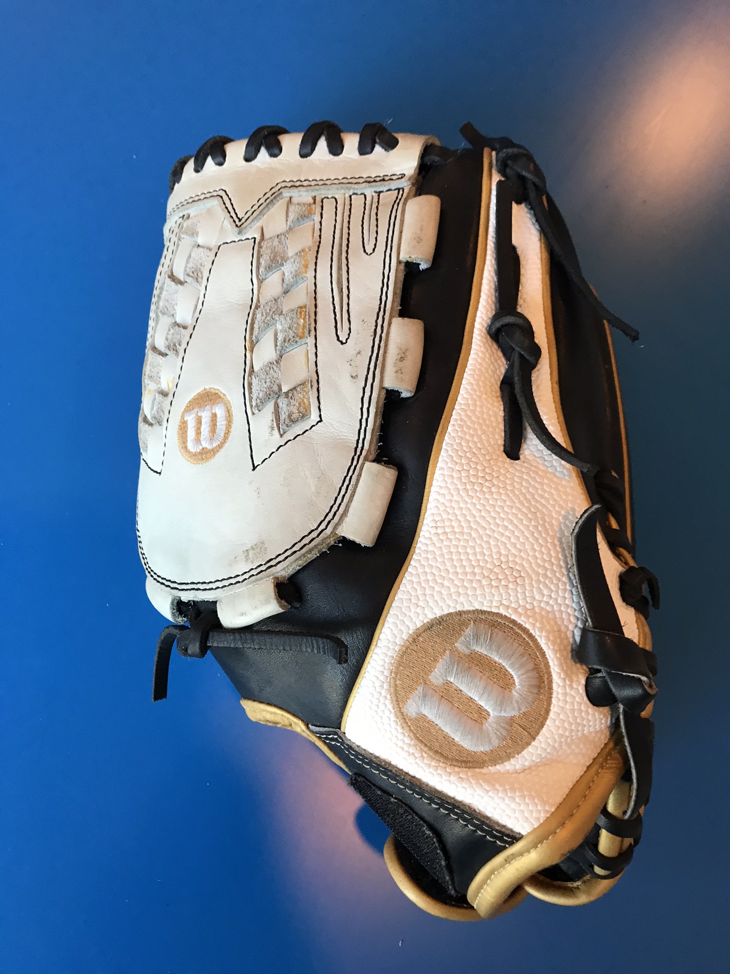 Wilson A2000 Fastpitch Softball Glove 12.5 inch SidelineSwap