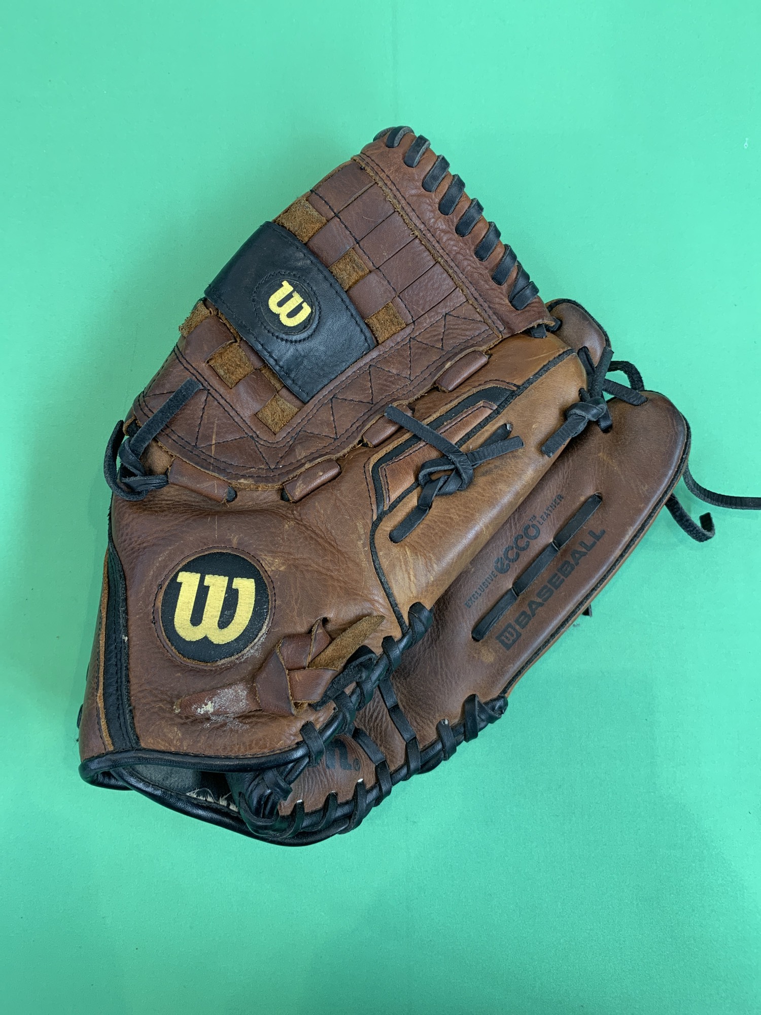 Used Wilson A700 Right Hand Throw Infield Baseball Glove 12.5