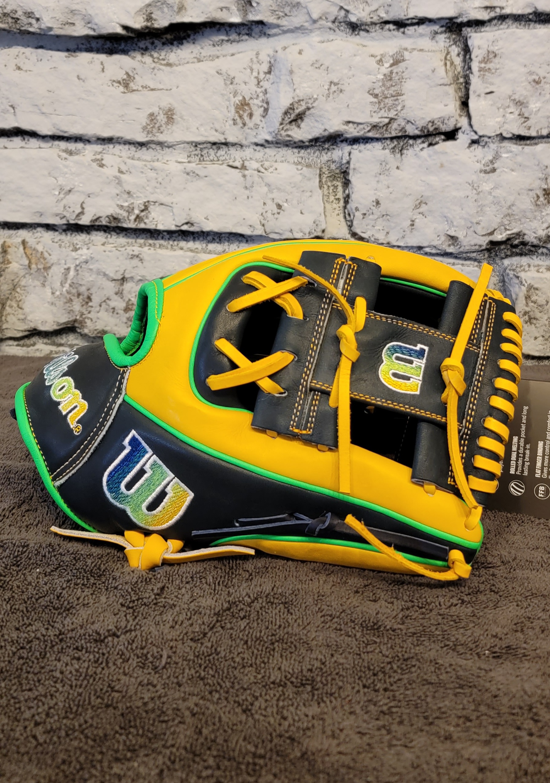 New Wilson Right Hand Throw Infield A2000 Baseball Glove 11.75