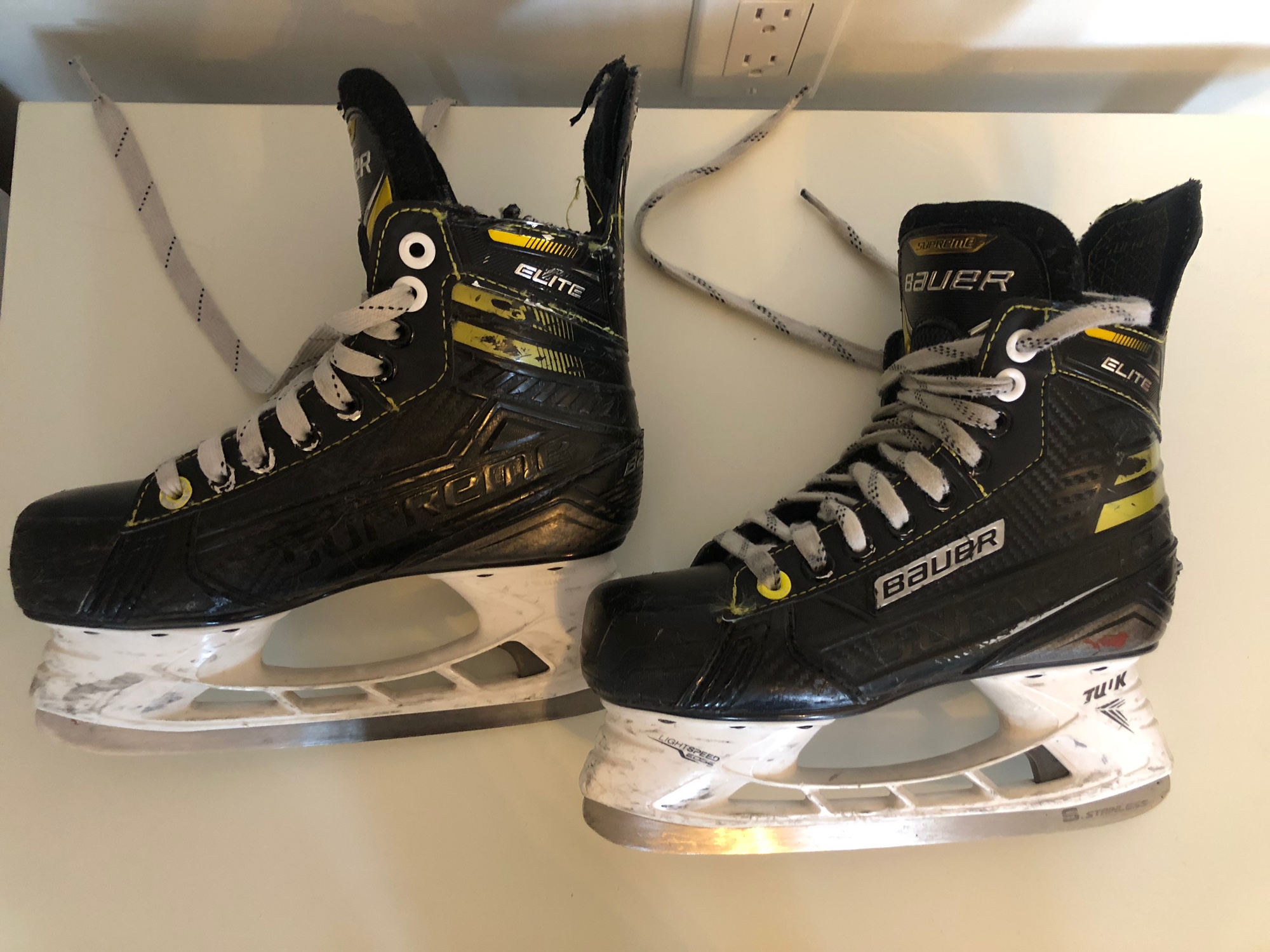 Bauer Supreme Elite Hockey Skates Juniors 2.5 SidelineSwap