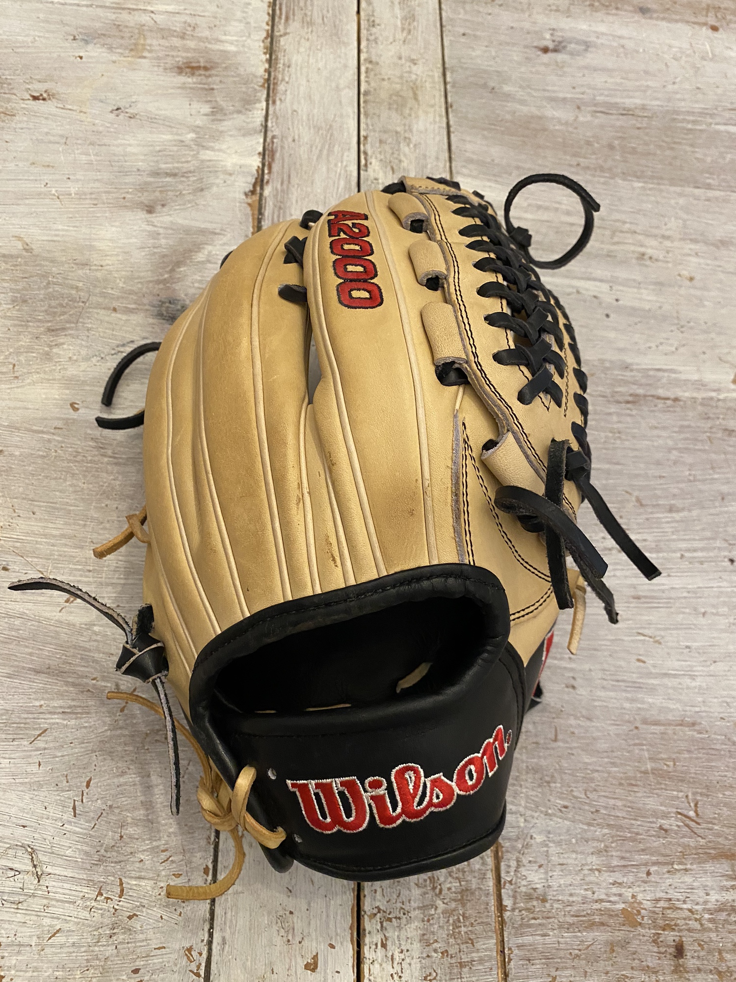 Pitcher's 11.75" A2000 Baseball Glove SidelineSwap