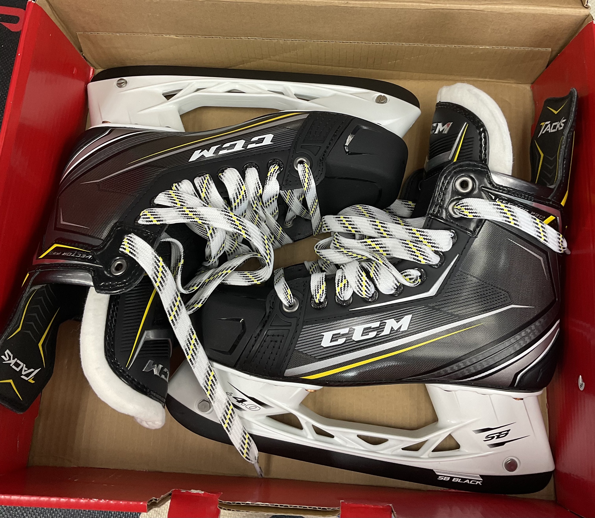 CCM Tacks Vector Pro 8D SidelineSwap