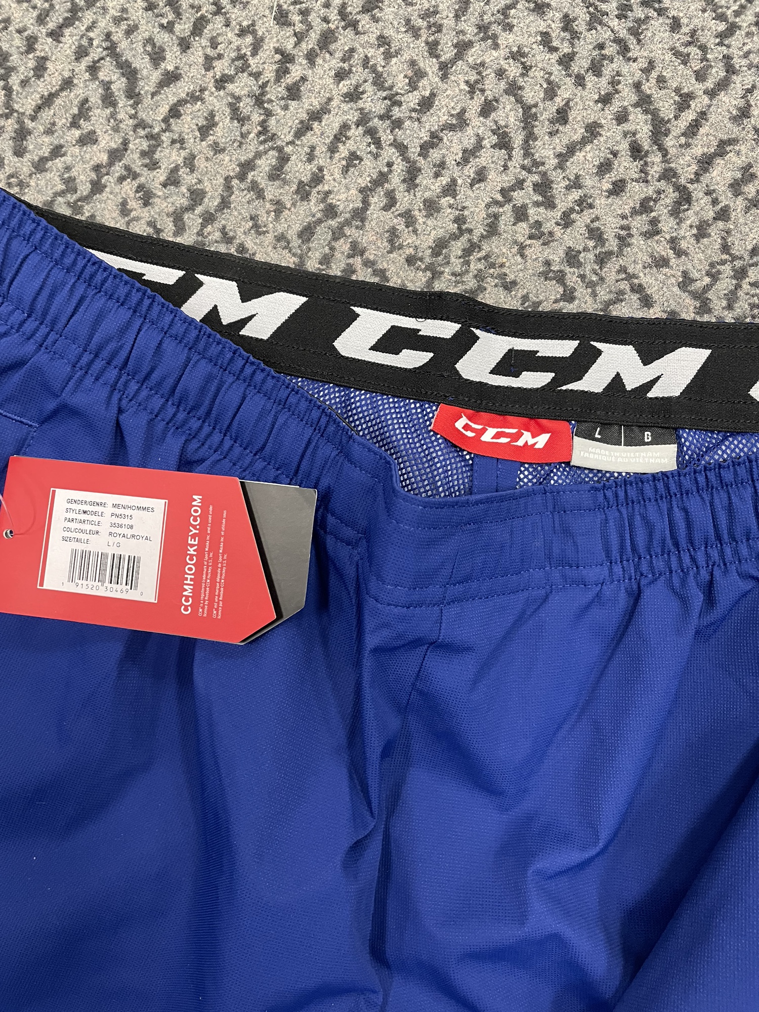 CCM Adult Large Lightweight Suit SidelineSwap