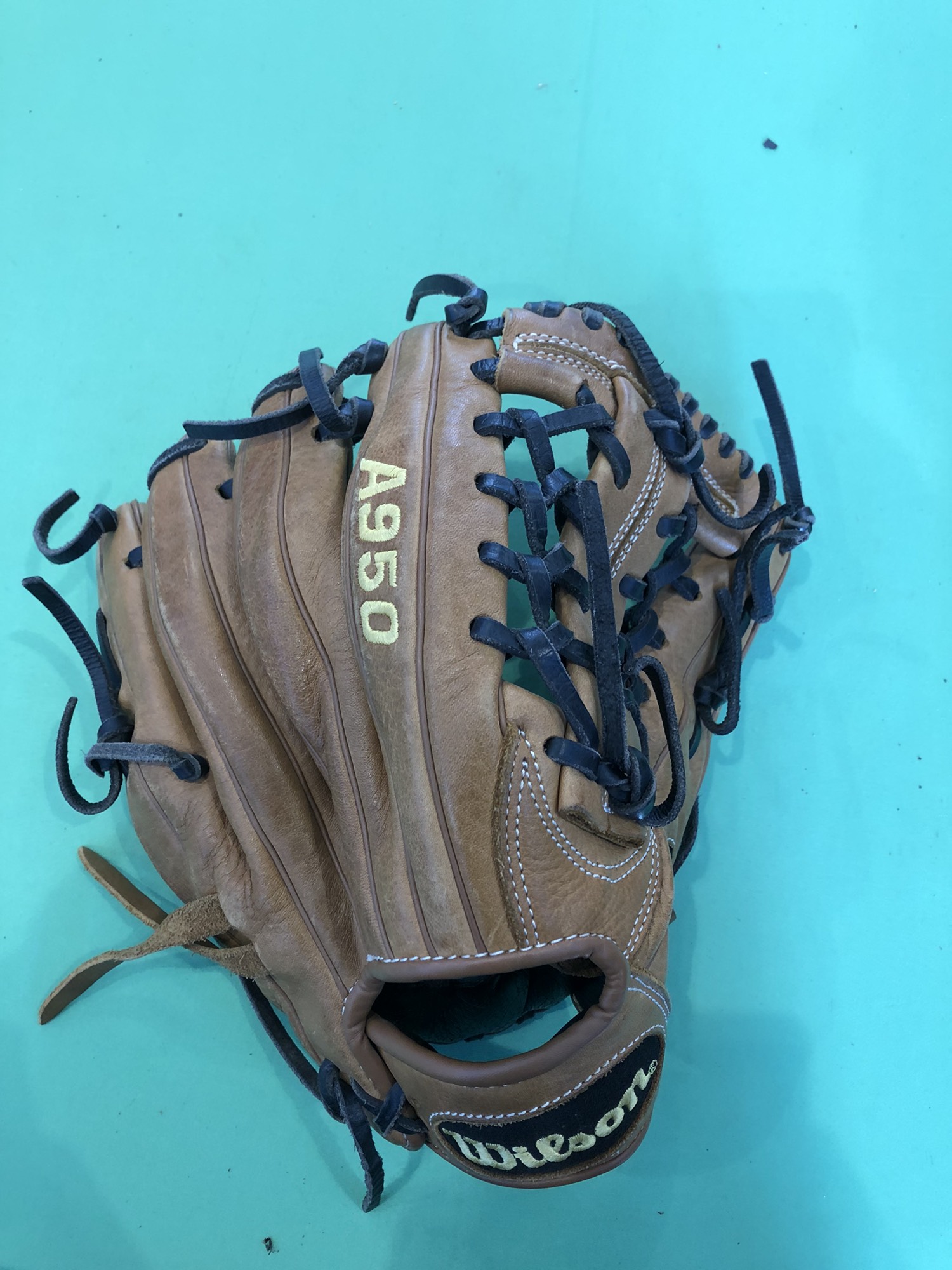 Used Wilson A950 RightHand Throw Infield Baseball Glove (11.75