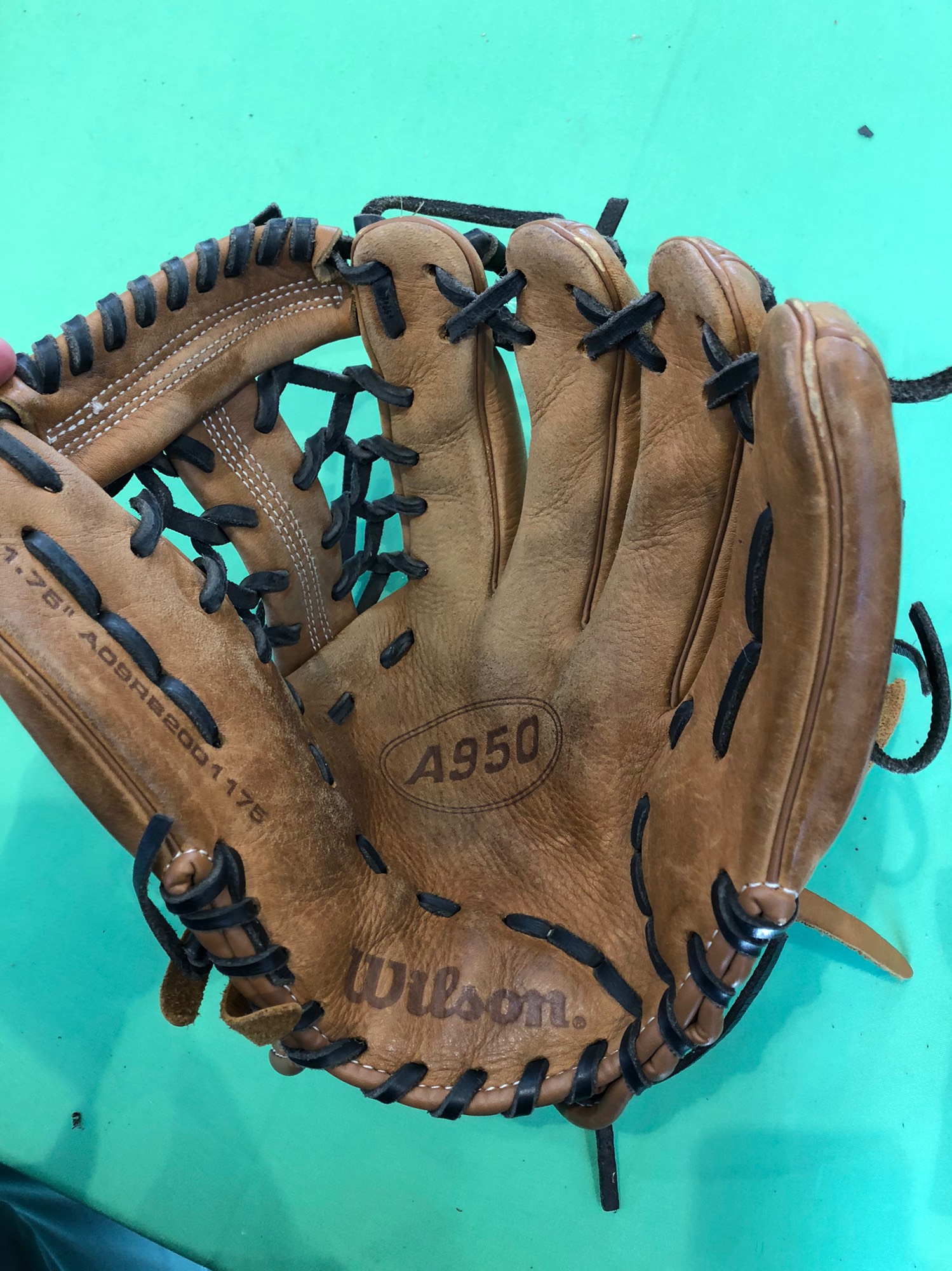 Used Wilson A950 RightHand Throw Infield Baseball Glove (11.75") SidelineSwap