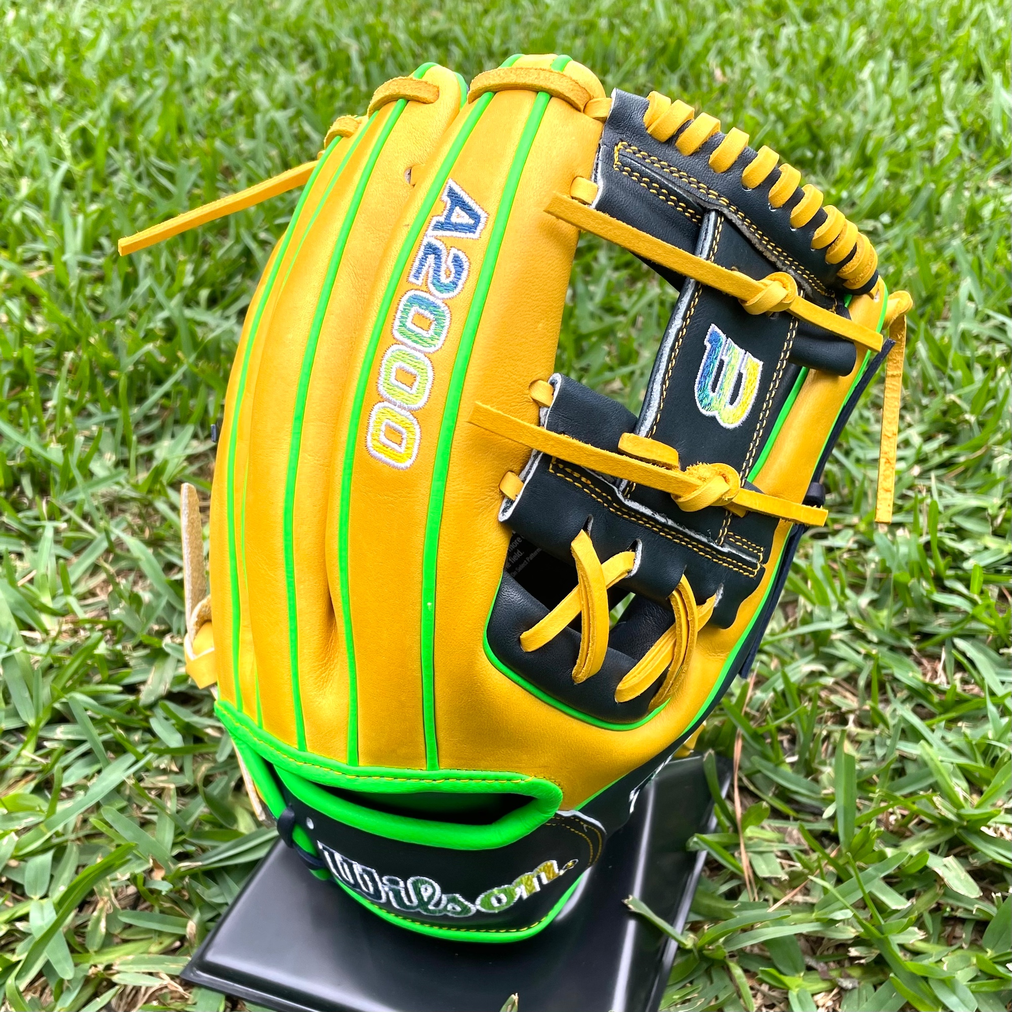 NWT Wilson A2000 1975 11.75 Inch Baseball Glove March 2023 GOTM